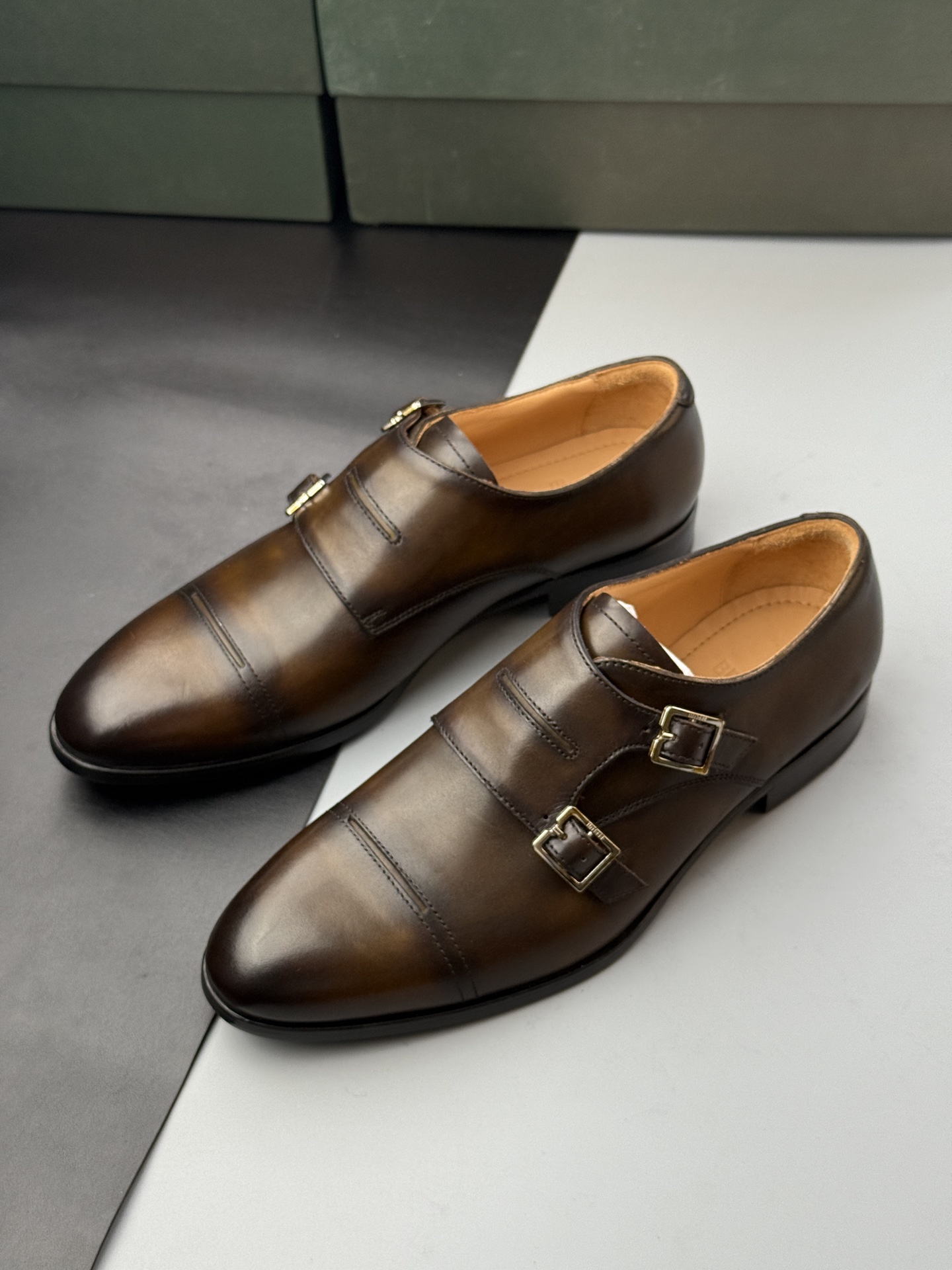 NO:555328,Bruti's latest updated models are available in multiple colors. Imported cowhide hand-rubbed models. Fashionable and versatile models. Special materials. The color-rubbing effect is only found in high-end products. The genuine leather outsole is non-slip and wear-resistant. The real effect is better. Normal leather shoe size is 39 40 41 42 43 44 (45 46). An order is required. Handmade shoes do not accept urgent orders. If you mind, please do not disturb. Normal delivery within 3 days. Cowhide, Leather soles19860909布鲁堤最新款更新多色可选 进口牛皮面手工擦色款 时尚百搭款 专用材料 擦色效果高端货才有的配色 真皮大底防滑耐磨实物效果更好 正常皮鞋码39 40 41 42 43 44（45 46）需要订货 手工鞋不接急单介意勿扰正常3天出货,,cowhide,Leather soles,Men's shoes