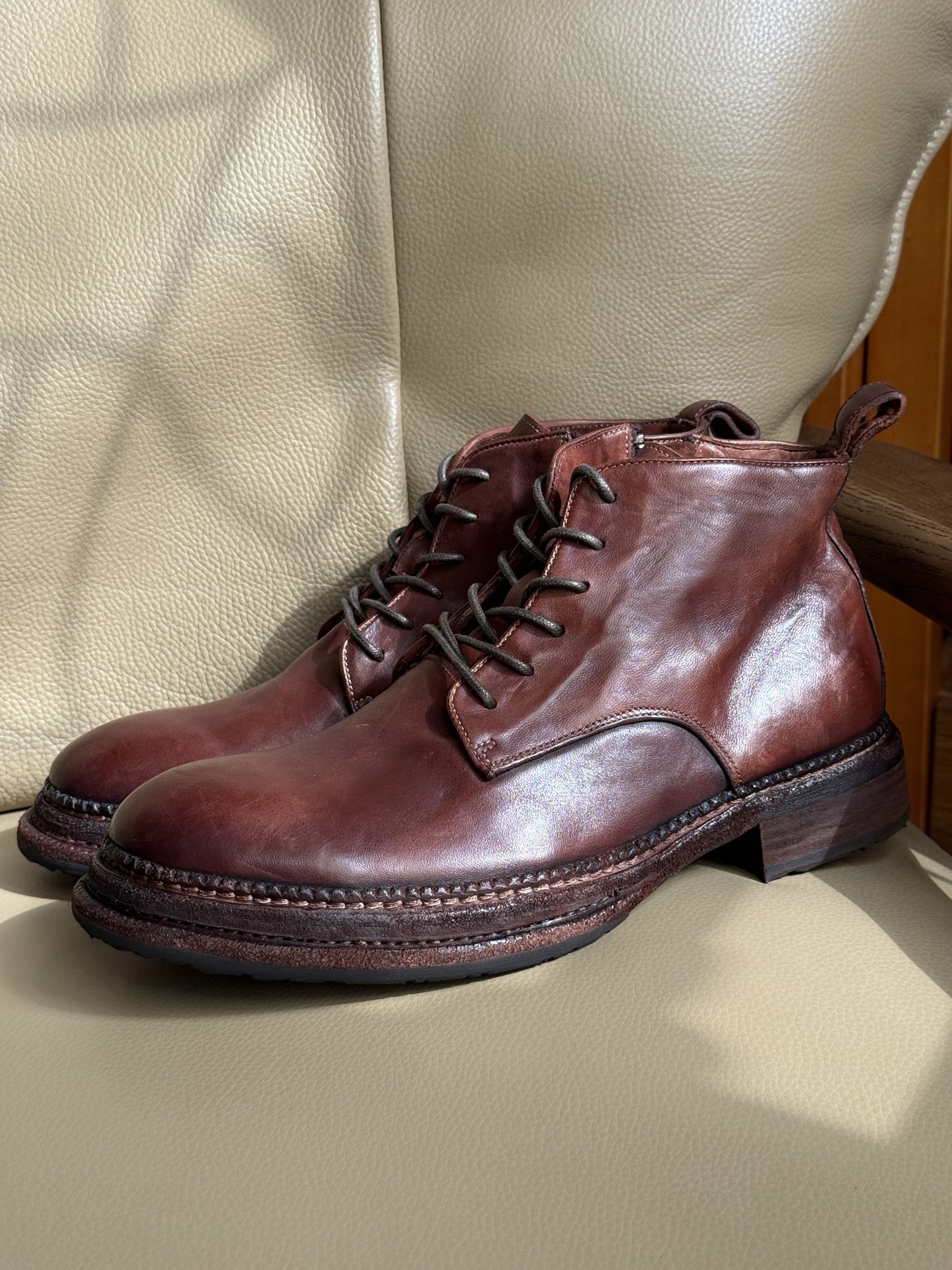 NO:574571,Dolce & Gabbana men’s new high-top leather boots are a hot commodity made in Guangdong!  These boots are made of all-horse leather uppers, heavy-duty washing process, knife-cut pattern decoration on the upper surface, and hand-rubbing after washing. The process is many and meticulous. The leather texture is fine and shiny, easy to put on and take off. It is easy and comfortable to put on and take off. The cowhide foot pads are lined with horse leather, and the thick soles are combined with genuine leather + rubber sheets. The whole thing is very personalized. The upper feet are fashionable and stylish, and come with a full set of original packaging!  Size 38-39-40-41-42-43-44 (45 customized),,Dolce&Gabbana,boots,cowhide19860909杜嘉班纳男士新款高帮皮靴 莞产猛货！这款靴子采用全马皮鞋面,重工水洗工艺,鞋头皮面刀割纹修饰,水洗后手工擦色处理,工序繁多,讲究细致,皮质纹理细腻光泽透亮,穿脱简单方便舒适,马皮内里牛皮垫脚,真皮+橡胶片组合厚底,整体极具有个性.上脚时尚有型,配全套原包装！ 尺码38-39-40-41-42-43-44（45定做）,,Dolce&Gabbana,boots,cowhide,Men's shoes