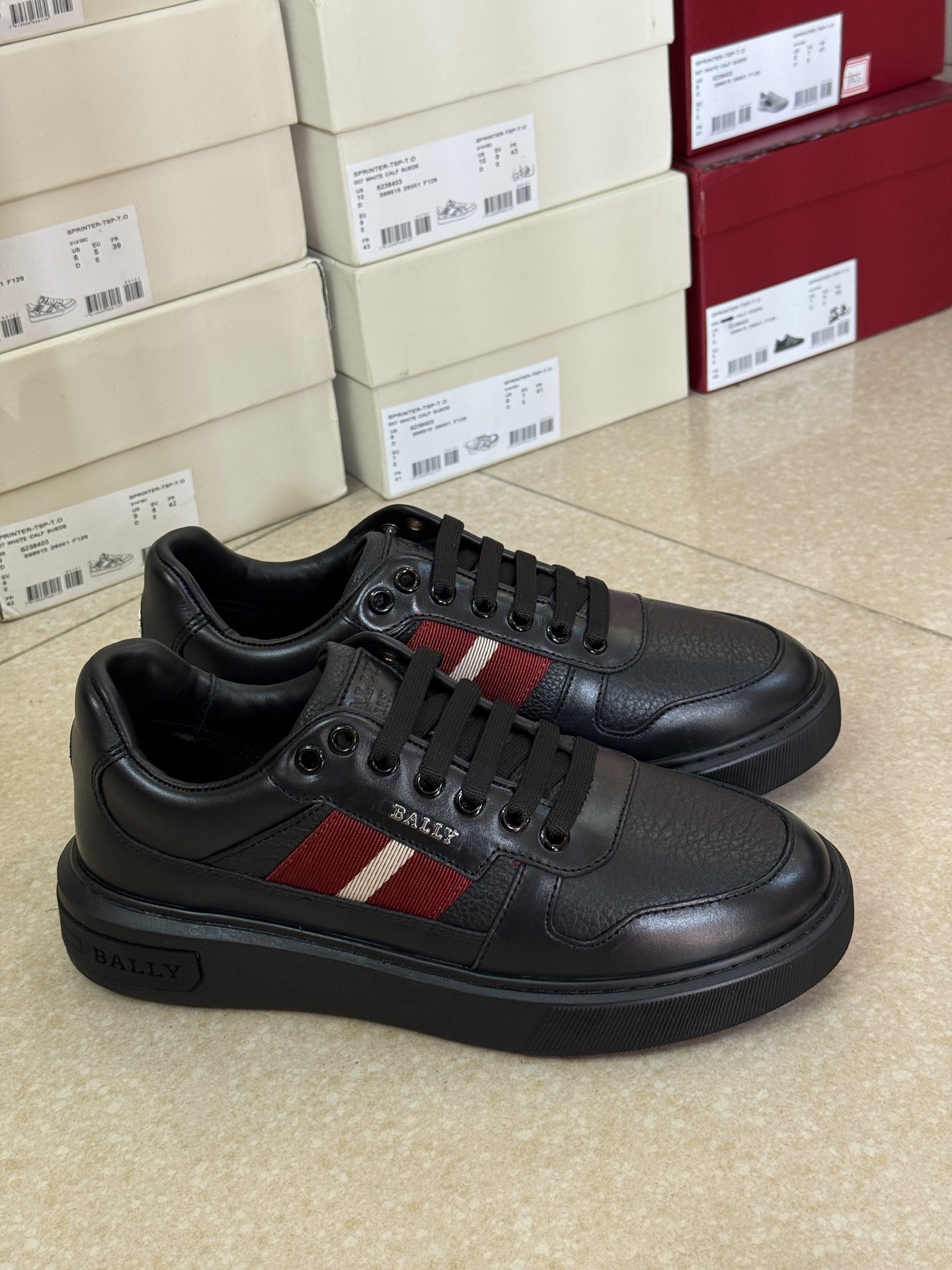 NO:729937,Bally's original stuff is recommended in stock. My favorite black nappa cowhide surface is spliced with special tumbled cowhide. Contrast color splicing with brand-specific webbing, a classic among classics. Absolutely love the super young and fashionable style. Very versatile for leisure and business. The heel is very designed. Contrasting color brand B LOGO. Super lightweight outsole is very versatile and comfortable shoe style. Ready 39 39.5 40 40.5 41 41.5 42  42.5 43 43.5 44,,cowhide19860909bally 原东西现货推荐 最爱的黑色纳帕牛皮面拼接专用摔花牛皮面 撞色拼接搭配品牌专用织带,经典中的经典 绝对大爱超级年轻时尚款 贼百搭休闲商务轻松拿捏 后跟非常有设计感 撞色品牌B字LOGO标 超级轻质大底非常百搭舒适板鞋款 现货39 39.5 40 40.5 41 41.5 42 42.5 43 43.5 44,,cowhide,Men's shoes