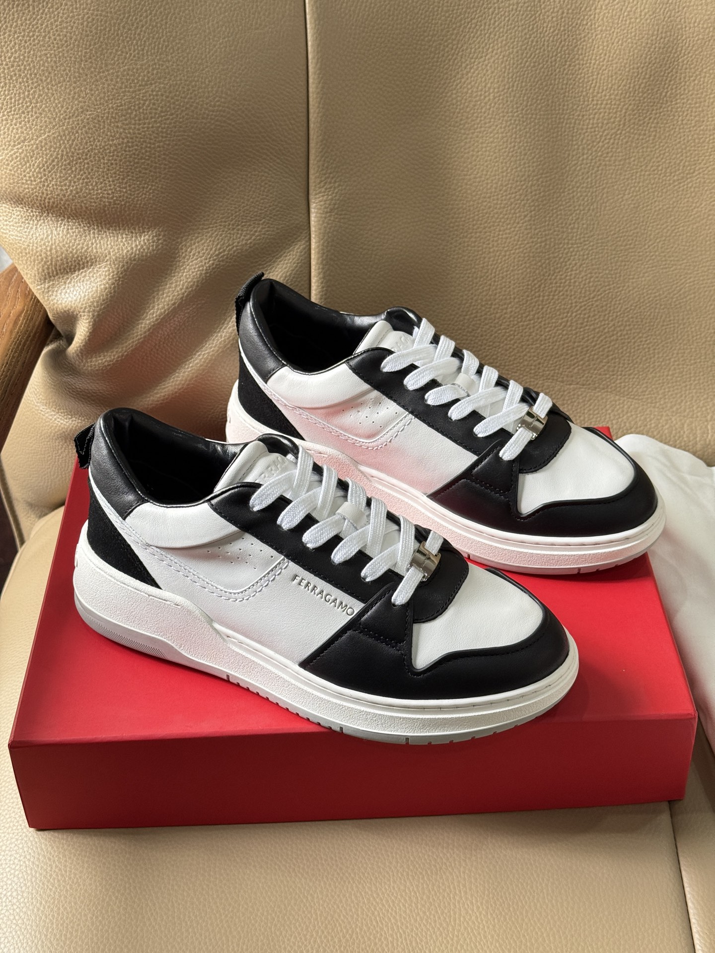 NO:729936,Made in Guangdong, Ferragamo is available in stock. This low-top casual shoe is made of high-tech mesh fabric and decorated with suede and leather inserts. It is inspired by the style of basketball shoes in the 1990s, with Gancini inserts on the side adding a touch of classic style. It is equipped with a lightweight rubber sole decorated with knurled edges and custom grooves. Normal leather shoe size 39 40 41 42 43 44,, ferragamo, chamois leather19860909莞产菲拉格慕现货秒发款 这款低帮休闲鞋选用高科技网眼面料制成,饰有麂皮及皮革嵌饰.其灵感源自九十年代篮球鞋风格,侧面Gancini嵌饰增添些许经典风范.配以轻盈橡胶鞋底,其上饰有滚花边缘和定制沟纹. 正常皮鞋码39 40 41 42 43 44,,ferragamo,chamois leather,Men's shoes