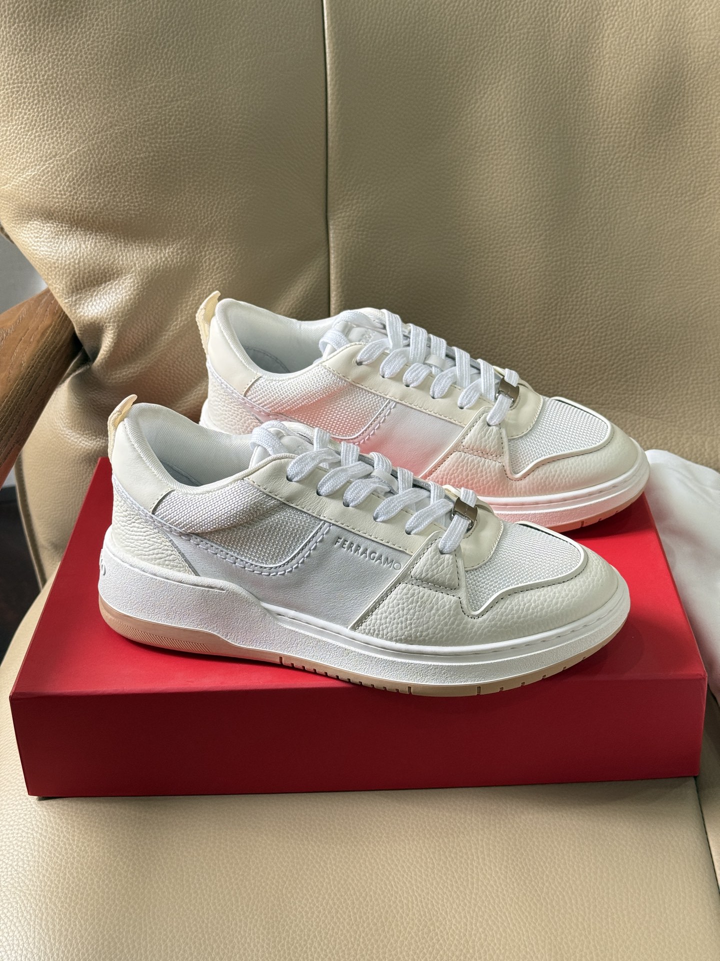 NO:729909,Made in Guangdong, Ferragamo is available in stock. This low-top casual shoe is made of high-tech mesh fabric and decorated with suede and leather inserts. It is inspired by the style of basketball shoes in the 1990s, with Gancini inserts on the side adding a touch of classic style. It is equipped with a lightweight rubber sole decorated with knurled edges and custom grooves. Normal leather shoe size 39 40 41 42 43 44,, ferragamo, chamois leather19860909莞产菲拉格慕现货秒发款 这款低帮休闲鞋选用高科技网眼面料制成,饰有麂皮及皮革嵌饰.其灵感源自九十年代篮球鞋风格,侧面Gancini嵌饰增添些许经典风范.配以轻盈橡胶鞋底,其上饰有滚花边缘和定制沟纹. 正常皮鞋码39 40 41 42 43 44,,ferragamo,chamois leather,Men's shoes