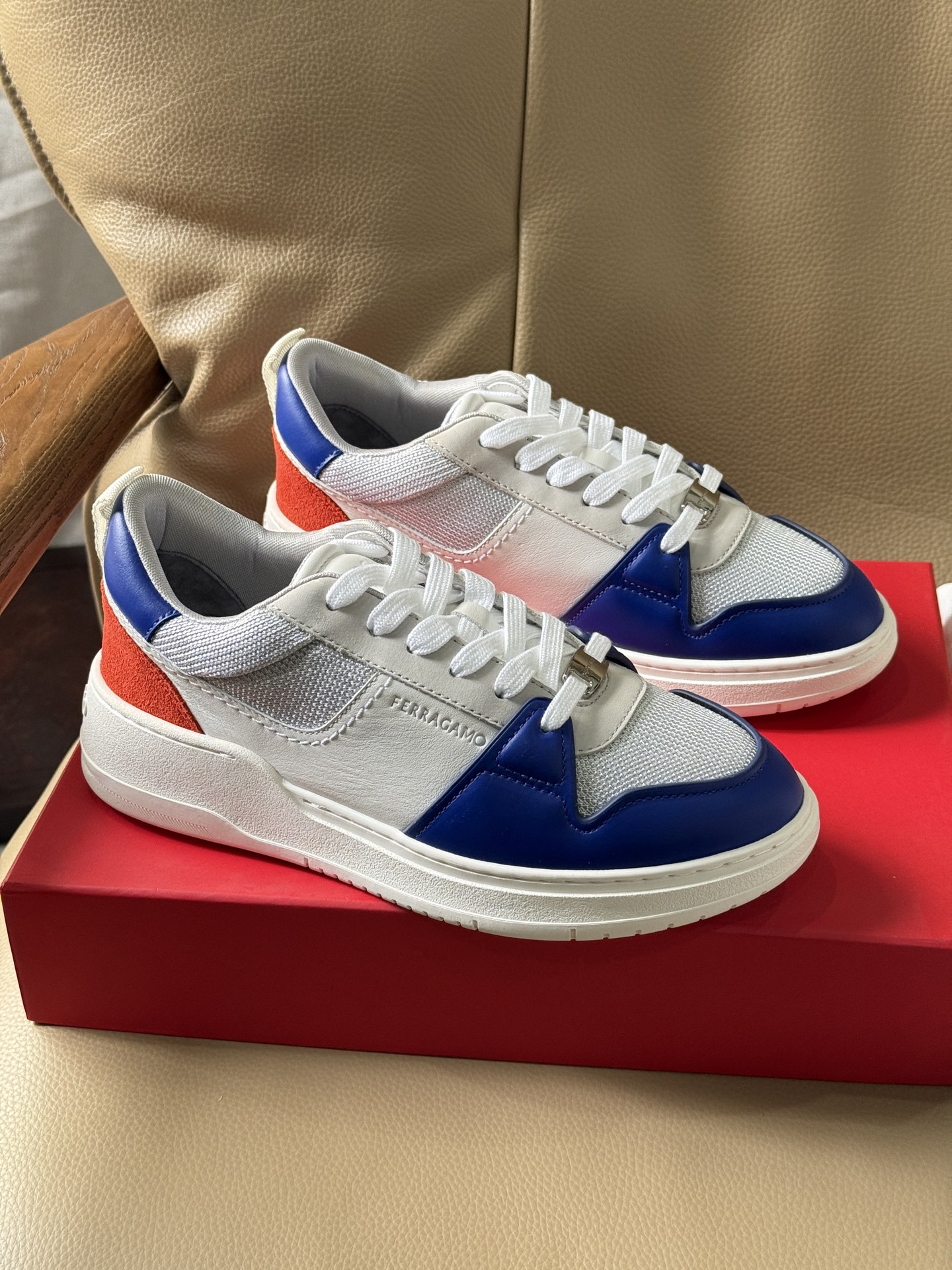 NO:729892,Made in Guangdong, Ferragamo is available in stock. This low-top casual shoe is made of high-tech mesh fabric and decorated with suede and leather inserts. It is inspired by the style of basketball shoes in the 1990s, with Gancini inserts on the side adding a touch of classic style. It is equipped with a lightweight rubber sole decorated with knurled edges and custom grooves. Normal leather shoe size 39 40 41 42 43 44,, ferragamo, chamois leather19860909莞产菲拉格慕现货秒发款 这款低帮休闲鞋选用高科技网眼面料制成,饰有麂皮及皮革嵌饰.其灵感源自九十年代篮球鞋风格,侧面Gancini嵌饰增添些许经典风范.配以轻盈橡胶鞋底,其上饰有滚花边缘和定制沟纹. 正常皮鞋码39 40 41 42 43 44,,ferragamo,chamois leather,Men's shoes