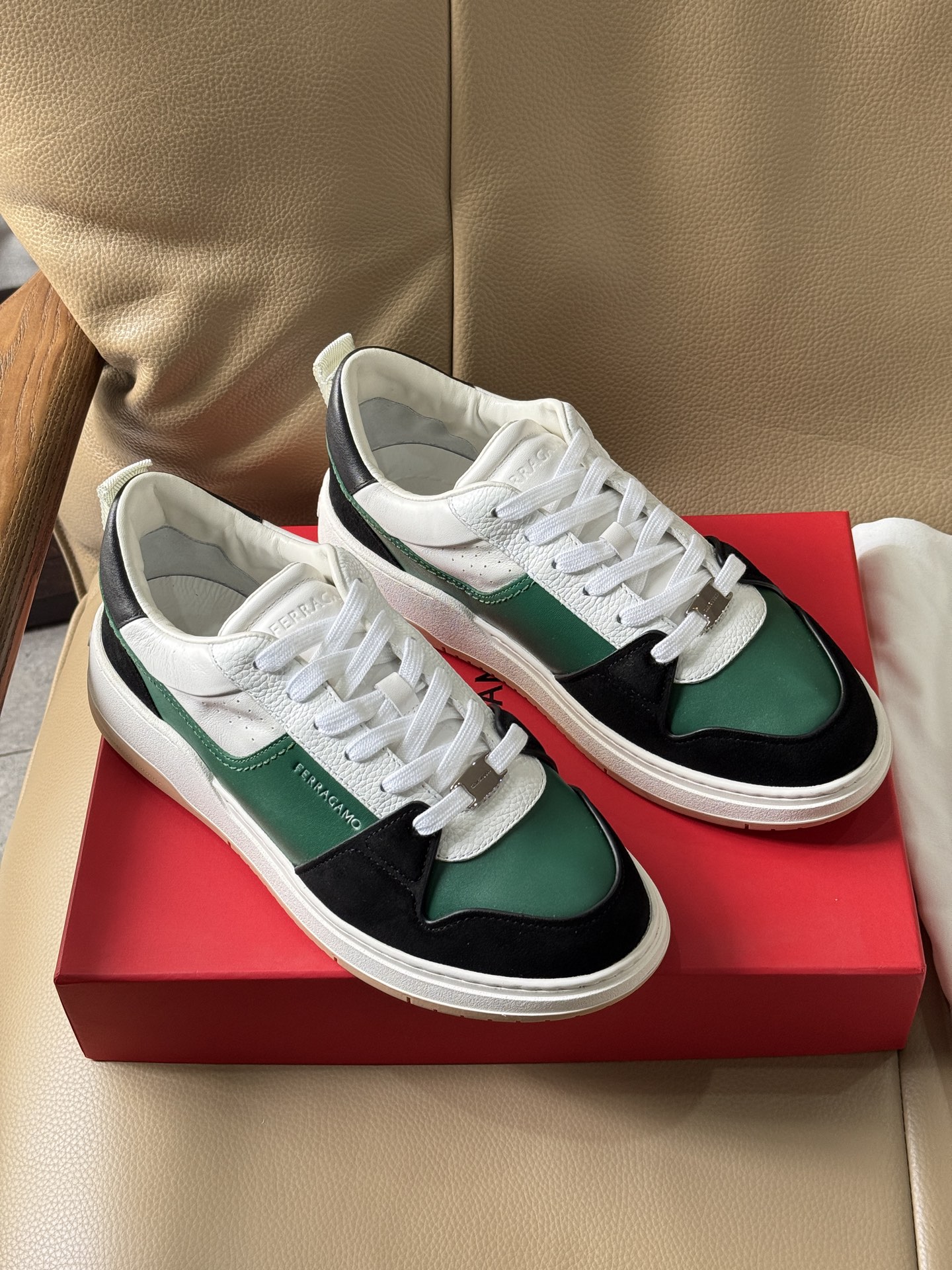 NO:729923,Made in Guangdong, Ferragamo is available in stock. This low-top casual shoe is made of high-tech mesh fabric and decorated with suede and leather inserts. It is inspired by the style of basketball shoes in the 1990s, with Gancini inserts on the side adding a touch of classic style. It is equipped with a lightweight rubber sole decorated with knurled edges and custom grooves. Normal leather shoe size 39 40 41 42 43 44,, ferragamo, chamois leather19860909莞产菲拉格慕现货秒发款 这款低帮休闲鞋选用高科技网眼面料制成,饰有麂皮及皮革嵌饰.其灵感源自九十年代篮球鞋风格,侧面Gancini嵌饰增添些许经典风范.配以轻盈橡胶鞋底,其上饰有滚花边缘和定制沟纹. 正常皮鞋码39 40 41 42 43 44,,ferragamo,chamois leather,Men's shoes