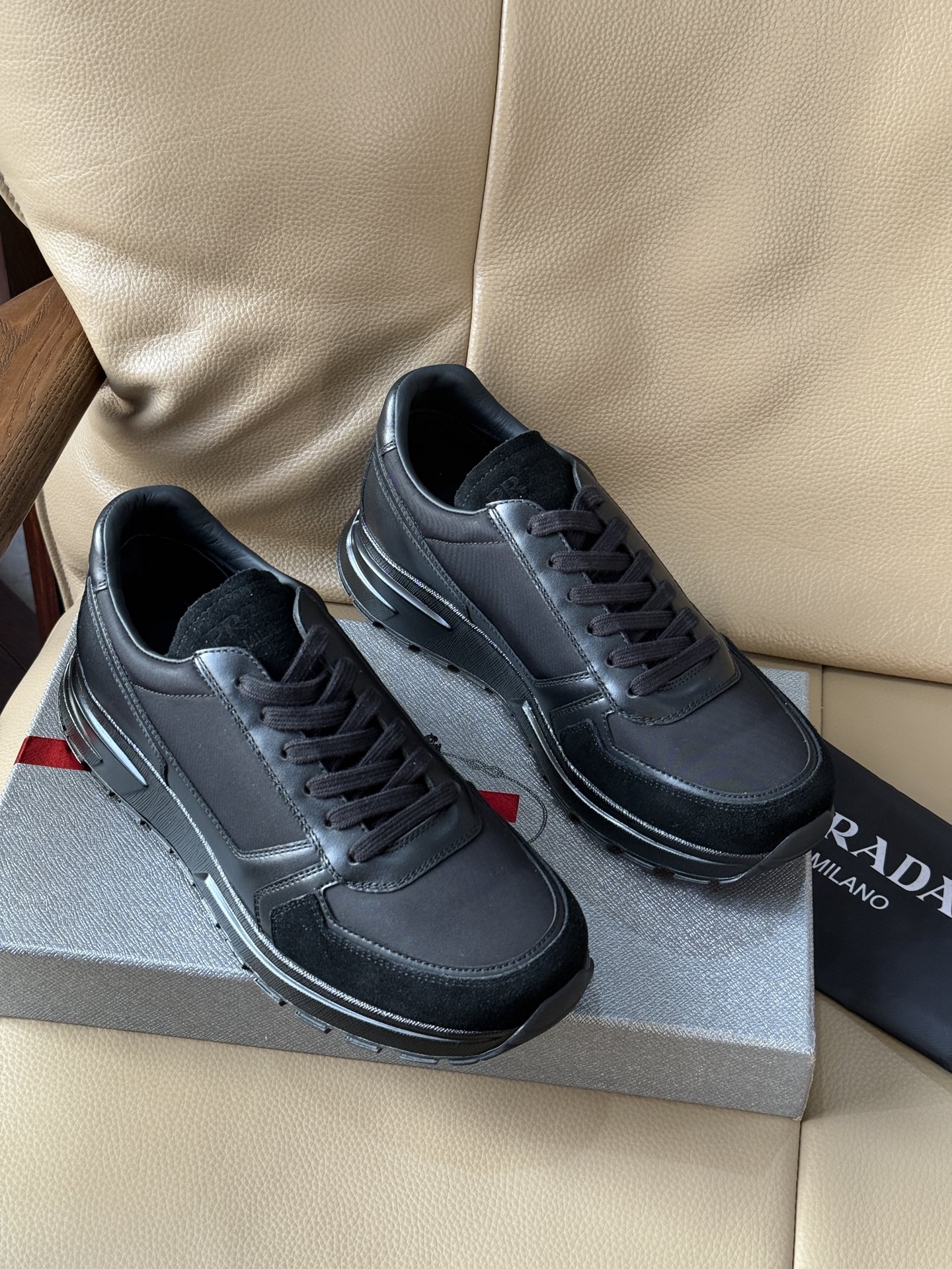 NO:690033,Prada's multi-color options are recommended for hot-sellers. Italian first-layer cowhide is spliced ​​with suede and professional fabrics. The upper is stitched with brand LOGO and the design is very classic. Cowhide lining, movable cowhide feet with special mold outsole, non-slip, wear-resistant and light texture. Normal leather shoe size 39-44, prada, cowhide19860909Prada 多色可选热卖款推荐 意大利头层牛皮拼接翻毛皮和专业面料,鞋面拼接设计品牌 LOGO 标压印设计非常经典系列,牛皮内里,活动牛皮垫脚搭配专用模具大底防滑耐磨轻质感 正常皮鞋码 39-44,,prada,cowhide,Men's shoes