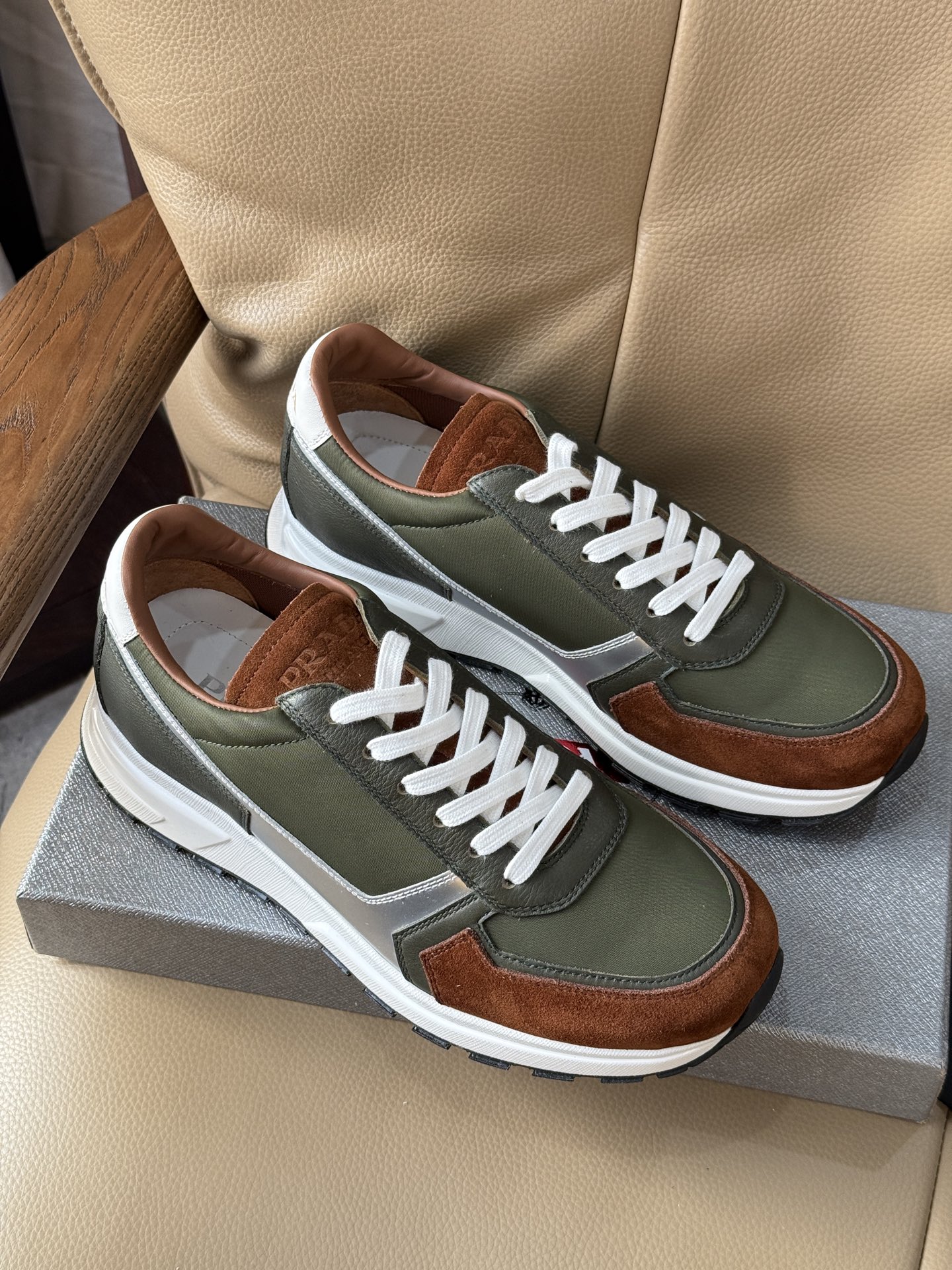 NO:690027,Prada's multi-color options are recommended for hot-sellers. Italian first-layer cowhide is spliced ​​with suede and professional fabrics. The upper is stitched with brand LOGO and the design is very classic. Cowhide lining, movable cowhide feet with special mold outsole, non-slip, wear-resistant and light texture. Normal leather shoe size 39-44, prada, cowhide19860909Prada 多色可选热卖款推荐 意大利头层牛皮拼接翻毛皮和专业面料,鞋面拼接设计品牌 LOGO 标压印设计非常经典系列,牛皮内里,活动牛皮垫脚搭配专用模具大底防滑耐磨轻质感 正常皮鞋码 39-44,,prada,cowhide,Men's shoes