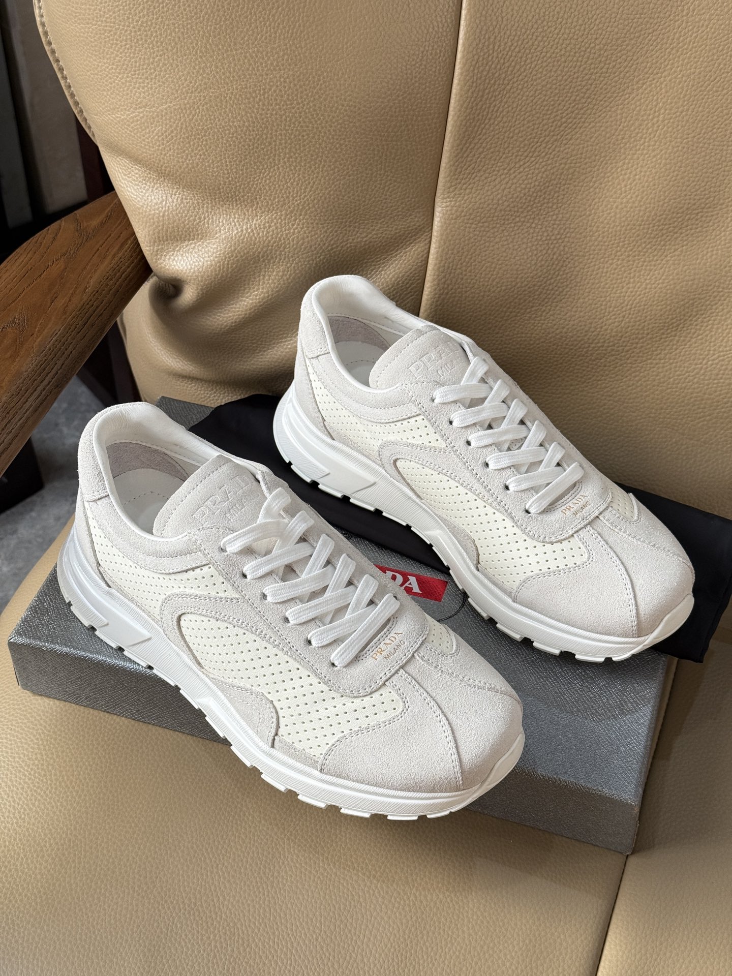 NO:690034,Prada multi-color optional hot-sellers recommended Italian first-layer cowhide punching, spliced ​​suede, upper splicing design brand LOGO imprint design very classic series, cowhide lining, movable cowhide feet with special mold outsole non-slip wear-resistant and light texture Normal leather shoe size 39-44, prada, cowhide19860909Prada 多色可选热卖款推荐 意大利头层牛皮冲孔 拼接翻毛皮 鞋面拼接设计品牌 LOGO 标压印设计非常经典系列,牛皮内里,活动牛皮垫脚搭配专用模具大底防滑耐磨轻质感 正常皮鞋码 39-44,,prada,cowhide,Men's shoes