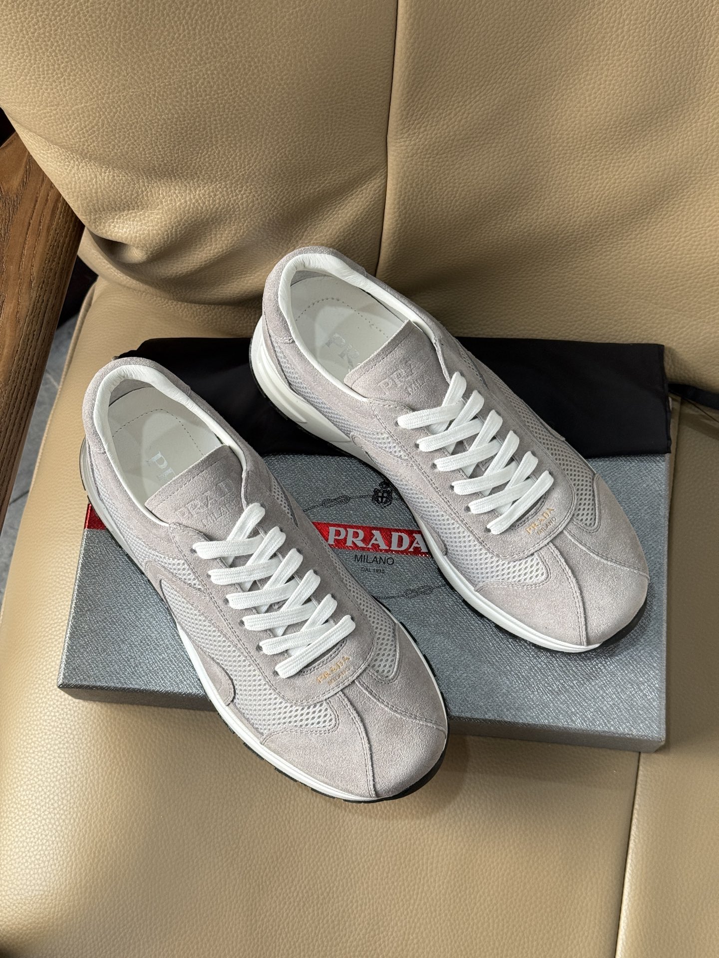 NO:690037,Prada multi-color optional best-selling models are recommended. Italian imported suede stitching mesh design. The upper stitching design brand LOGO embossed design is very classic series, cowhide lining, movable cowhide feet with special mold outsole, non-slip, wear-resistant and light texture. Normal leather shoe size 39-44, prada, cowhide19860909Prada 多色可选热卖款推荐 意大利进口翻毛皮拼接网布款设计 鞋面拼接设计品牌 LOGO 标压印设计非常经典系列,牛皮内里,活动牛皮垫脚搭配专用模具大底防滑耐磨轻质感 正常皮鞋码 39-44,,prada,cowhide,Men's shoes