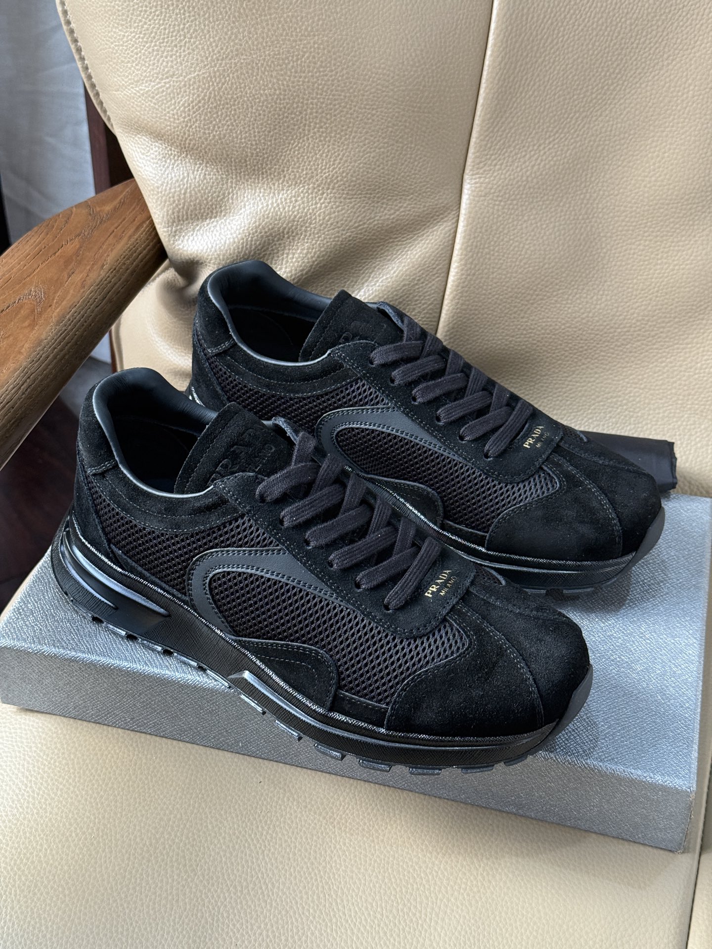 NO:690042,Prada multi-color optional best-selling models are recommended. Italian imported suede stitching mesh design. The upper stitching design brand LOGO embossed design is very classic series, cowhide lining, movable cowhide feet with special mold outsole, non-slip, wear-resistant and light texture. Normal leather shoe size 39-44, prada, cowhide19860909Prada 多色可选热卖款推荐 意大利进口翻毛皮拼接网布款设计 鞋面拼接设计品牌 LOGO 标压印设计非常经典系列,牛皮内里,活动牛皮垫脚搭配专用模具大底防滑耐磨轻质感 正常皮鞋码 39-44,,prada,cowhide,Men's shoes