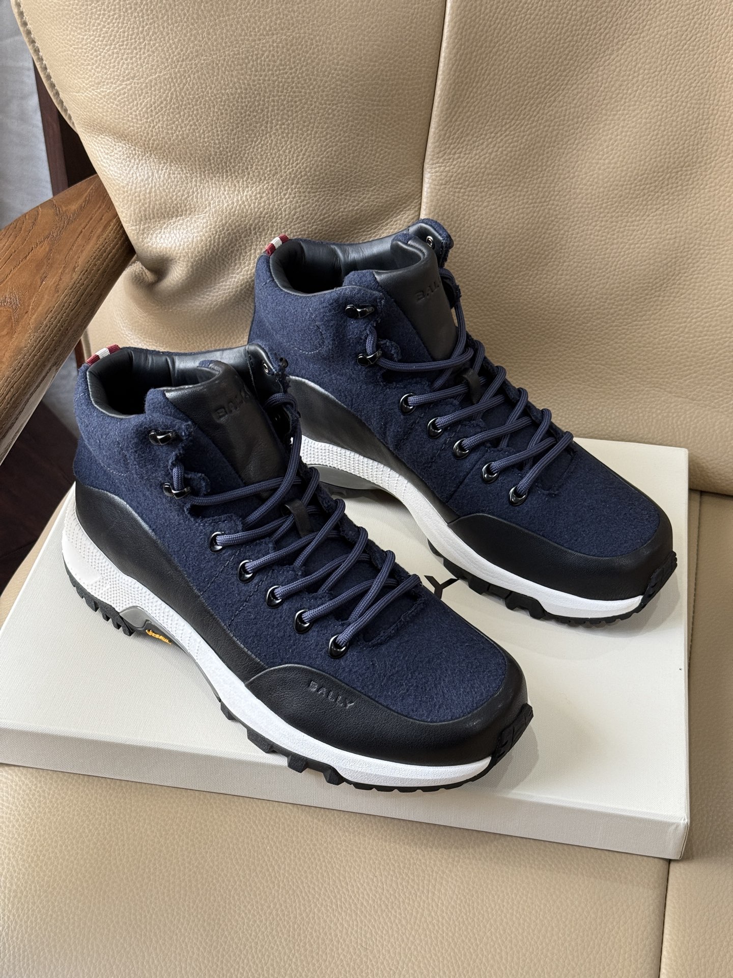 NO:729997,Dongguan-made three-color cashmere high-tops are available in seconds from the supply chain. Navy blue cashmere high-top series. Imported first-layer cowhide stitched with navy blue cashmere with brand-specific tiger bone buckles. Factory-produced details with high texture. Cowhide is lined with foam to keep warm, comfortable and soft. Matched with branded microwave wheel outsole, non-slip and wear-resistant, super lightweight. Contrasting color design. Normal leather shoe size 39-44,,cowhide19860909莞产三色羊绒高帮现货供应链秒发 藏蓝色羊绒高帮系列 进口头层牛皮拼接藏蓝色羊绒搭配品牌专用品牌虎骨扣,代工厂生产细节质感杠杠的 牛皮内里包泡棉保暖舒适柔软 搭配品牌微波轮大底防滑耐磨超级轻质 撞色设计 正常皮鞋码 39-44,,cowhide,Men's shoes