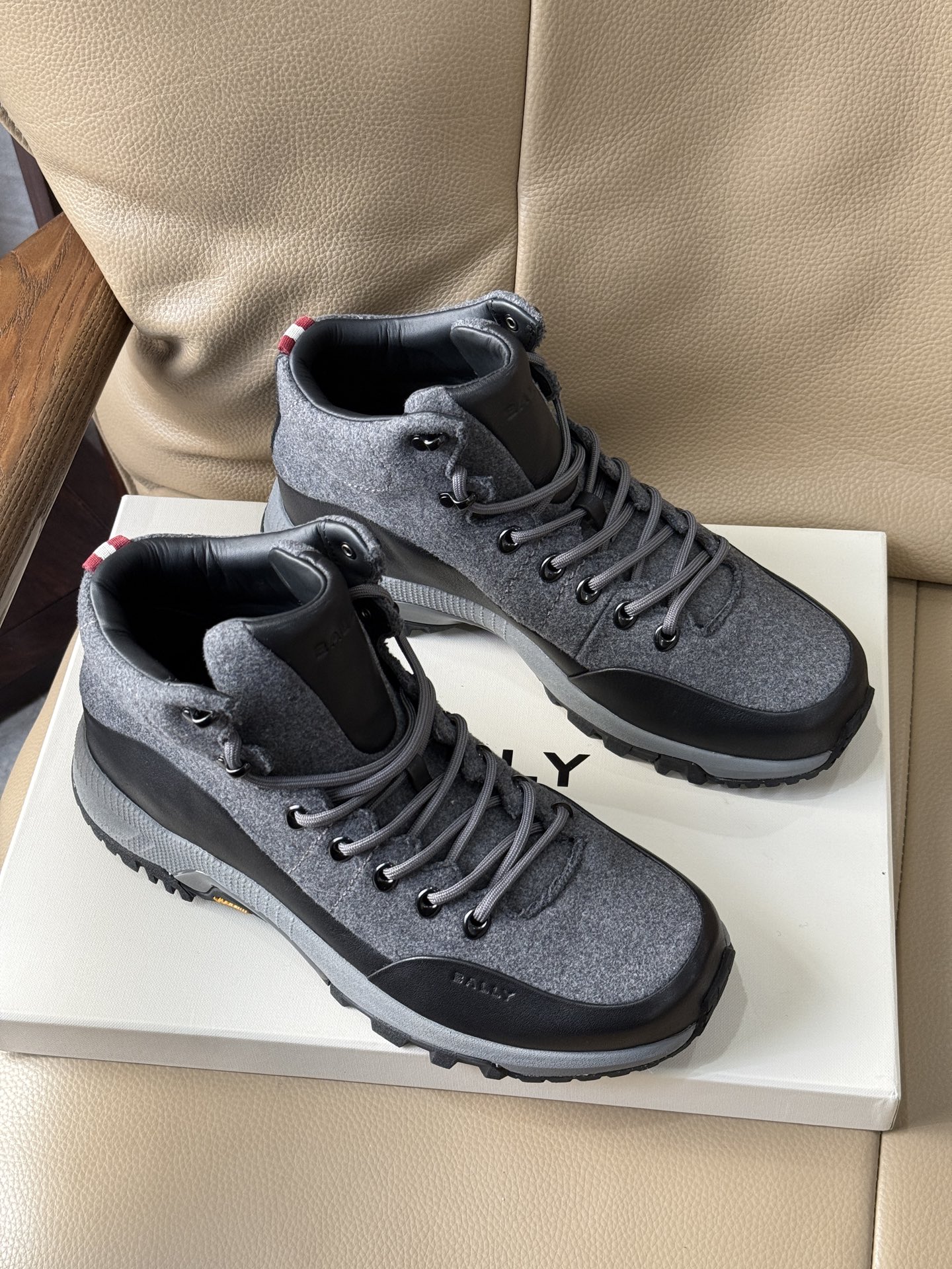 NO:729981,Dongguan-made three-color cashmere high-tops are available in seconds from the supply chain. Classic gray cashmere high-top series. Imported first-layer cowhide stitched with navy blue cashmere with brand-specific tiger bone buckles. Factory-produced details with high texture. Cowhide is lined with foam to keep warm, comfortable and soft. Matched with branded microwave wheel outsole, non-slip and wear-resistant, super lightweight. Contrasting color design. Normal leather shoe size 39-44,,cowhide19860909莞产三色羊绒高帮现货供应链秒发 经典灰羊绒高帮系列 进口头层牛皮拼接藏蓝色羊绒搭配品牌专用品牌虎骨扣,代工厂生产细节质感杠杠的 牛皮内里包泡棉保暖舒适柔软 搭配品牌微波轮大底防滑耐磨超级轻质 撞色设计 正常皮鞋码 39-44,,cowhide,Men's shoes