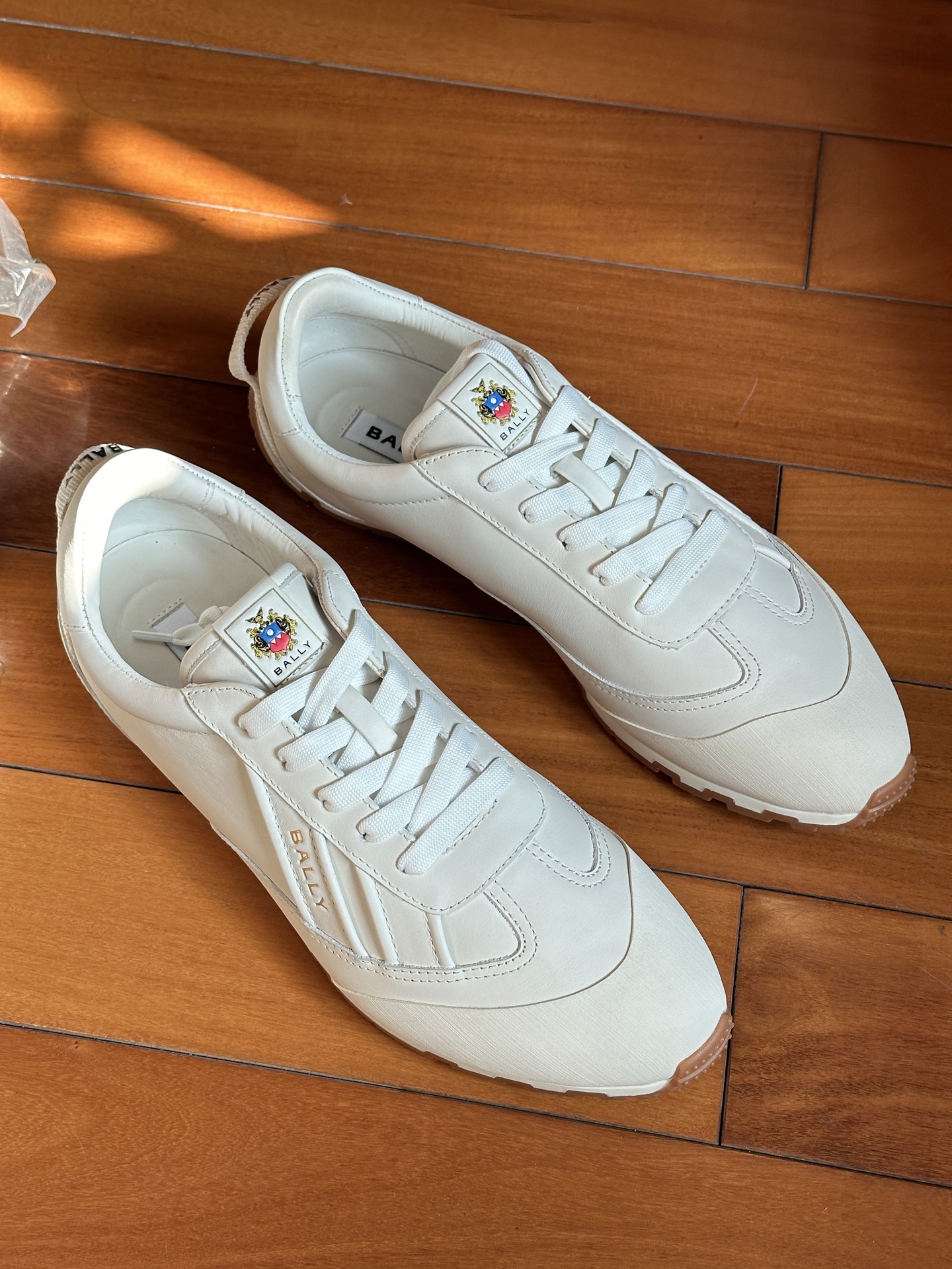 NO:730041,The latest updated original product from Bally in Dongguan combines light texture with urban style. Pair it with denim jeans or simple skirts to easily interpret the casual street style, coexisting with comfort and style. #BallyQuarry sneakers are refined with a midsole cloth structure. The traditional method is to sew the upper and sole to each other. Different color and material combinations are provided, and rubber toe models are also available. Quarry sneakers are modern, simple, and sophisticated as Bally's sneakers  The new main items of the spring and summer series show its comfortable and fashionable casual and elegant style. Counter sizes are 39/4 39.5/3 40/4 40.5/4 41/5 41.5/3 42/4 42.5/3 43/3 43.5/4 44/3,, sneakers, skirts19860909莞产Bally最新款更新原品 轻盈质感融合都市格调,搭配丹宁牛仔或简约短裙,轻松诠释随性的出街造型,自在与风格并存. #BallyQuarry运动鞋 采用中底布结构精制,该传统方法是将鞋面与鞋底相互缝合.提供了不同的颜色与材质组合,亦有橡胶鞋头款可供选择.Quarry 运动鞋以现代、简约、考究质感作为Bally 春夏系列的新款主打单品,展现其舒适时尚的休闲典雅风格. 专柜尺码39/4 39.5/3 40/4 40.5/4 41/5 41.5/3 42/4 42.5/3 43/3 43.5/4 44/3,,sneakers,skirts,Men's shoes