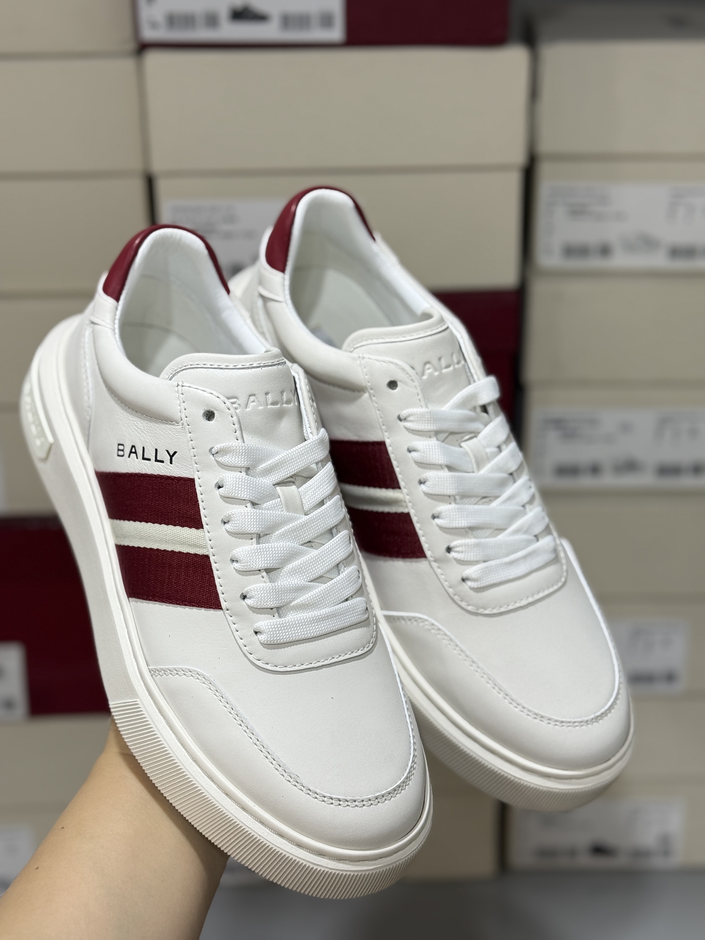 NO:730037,Recommend the spot products made in Dongguan, BALLY. The original stuff is different. Know the goods. Look at the detailed picture and see the fragrant and waxy texture of the material. The imported materials are different. The leather fragrance emitted by the leather is very clean and comfortable. The punching surface stitching design is in contrasting colors. The brand LOGO is high-end and atmospheric:-O. The normal leather shoe size is the same as the counter size. Ready stock 39 40 41 42 43 44,19860909莞产现货推荐 BALLY 原东西就是不一样 懂货 看看细节图 看材料质感香糯的感觉 进口材料就是不一样噢 皮料散发出来的皮香味非常干净舒适 冲孔面拼接设计撞色搭配 品牌LOGO标 高端大气喔:-O 正常皮鞋码 和专柜尺码一样 现货39 40 41 42 43 44,,Men's shoes