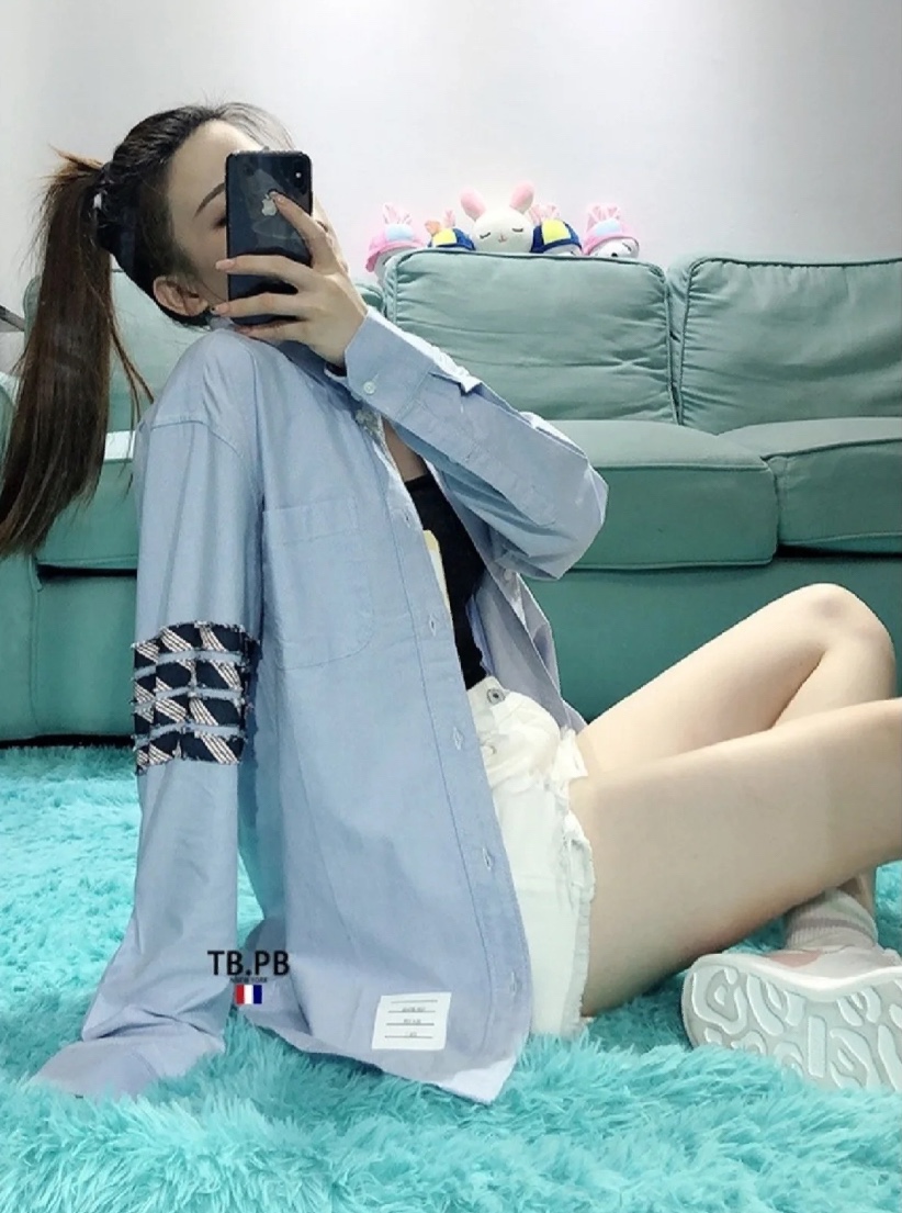 模特图#💰：105
ThomBrowne汤姆布朗21SSTB四条杠条纹衬衫万年长青款无论什么时候什么夏季必备的一款今年最新配色经典TB织带元素四杠采用配布缝合制成立体感超强高定全棉透气面料春秋上身超有形什么场合都可驾驭今春必入单品
尺码：12345  
颜色：白色、蓝
尺码：1码-5码
1码衣长74、胸围98、袖长62
2码衣长75、胸围102、袖长63
3码衣长76、胸围106、袖长64
4码衣长77、胸围110、䄂长65
5码衣长78、胸围114、袖长66
