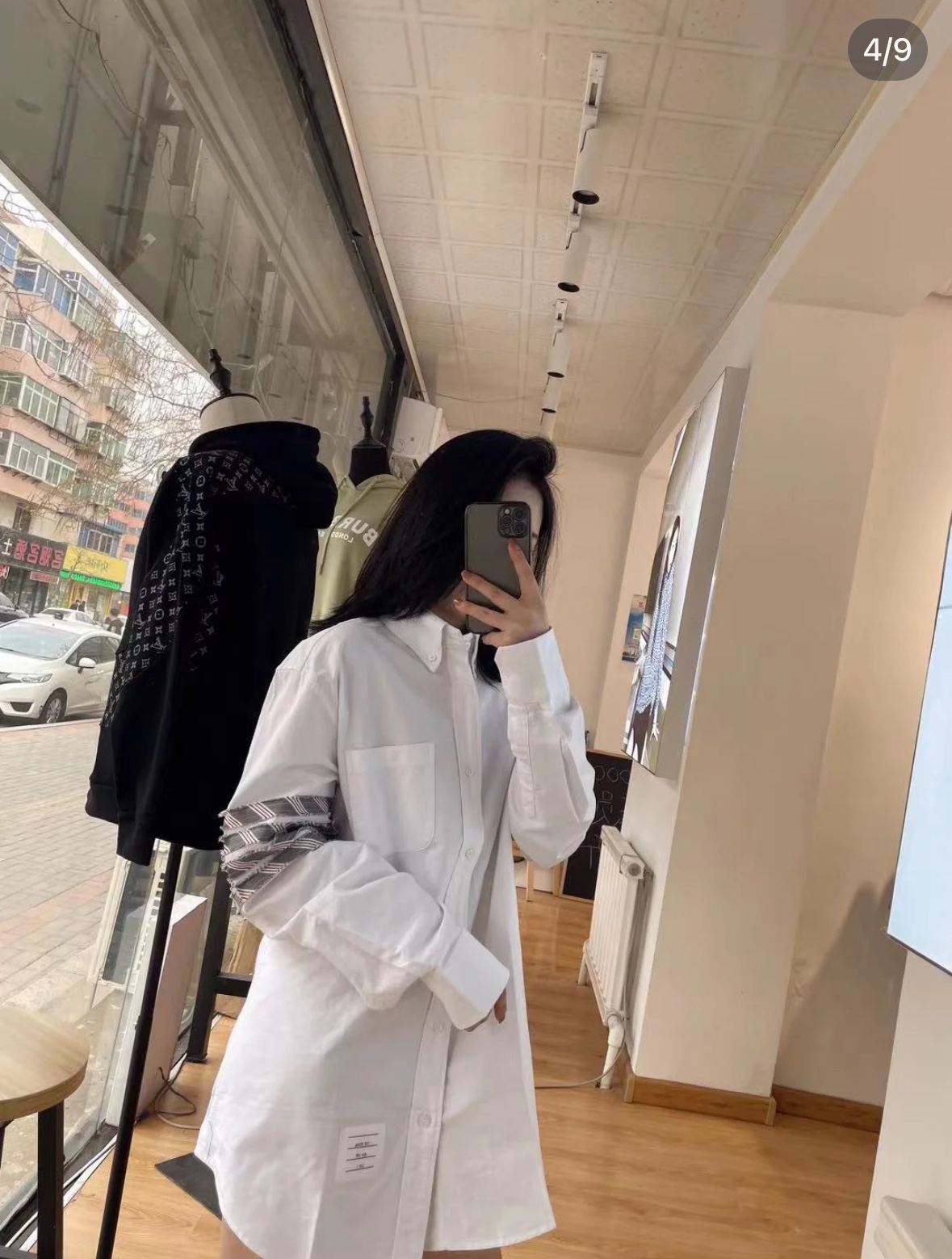 模特图#💰：105
ThomBrowne汤姆布朗21SSTB四条杠条纹衬衫万年长青款无论什么时候什么夏季必备的一款今年最新配色经典TB织带元素四杠采用配布缝合制成立体感超强高定全棉透气面料春秋上身超有形什么场合都可驾驭今春必入单品
尺码：12345  
颜色：白色、蓝
尺码：1码-5码
1码衣长74、胸围98、袖长62
2码衣长75、胸围102、袖长63
3码衣长76、胸围106、袖长64
4码衣长77、胸围110、䄂长65
5码衣长78、胸围114、袖长66
