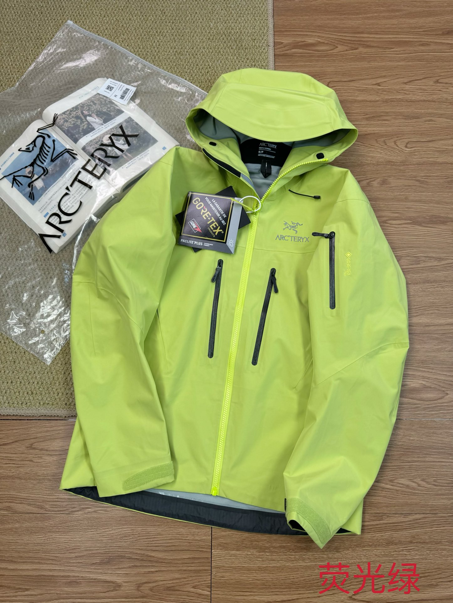 💰 310
Arcteryx始祖鸟Alpha SV 六代登山透气防风防水硬壳冲锋衣外套
6代全新硬壳冲锋衣夹克,gtx 户外防水硬壳向导级冲锋衣,机能夹克,全新演绎鸟的王者姿态。
户外天花板级别的sv系列~除了贵,你挑不出任何毛病。
8k出头的价格也抵挡不住大家的喜爱,爆火的颜色柜里也是一件难求~
防风防雨又耐磨,适合户外的各种运动。
作为2024年的主打款,今日五色重点推荐。
品名,鸟sv冲锋衣。
硬壳全压胶冲锋衣夹克,平台可是吹爆了这款单层压胶冲锋衣。
Sv顶级系列,硬壳冲锋衣 面料柔软 舒适性强 腋下🈶️透气拉链。
秋秋季户外活动 抗风防雨 功能性强大。
即使你要去户外登山 徒步 旅游,这款可以做到全天候的身体防护。
gore tex防水功能性面料,即使多次洗涤外层渗腋下透气拉链可以做到保温和散湿的功能。
全压胶,内里见不到一条明线!刺绣的logo字母,工整完美。
而袖口的魔术贴楼可以做到随意调节。
⚠️⚠️前短后长的设计,可以完美达到包臀的效果。
帽子上搭配了弹力拉绳,机车运动时可以做到贴合面部,完全闭风。
颜色:米白 荧光绿 幽雾绿 虎鲸 黑金
尺码:S-3XL 【模特身高175体重150斤穿L】
尺码表
肩宽 袖长 衣长 胸围 推荐
S 51 57 71 114 100-120
M 52 59 73 118 130-145
L 53 61 75 122 150-160
XL 54 63 77 126 165-175
XXL 55 65 79 130 175-185
3XL 56 67 81 134 185-195
手工测量 误差1-2CM
(100斤-120斤试穿 S 码)
(130斤-140斤试穿 M 码)
(150斤-160斤试穿 L 码)
(160斤-170斤试穿 XL 码)
(170斤-185斤试穿 XXL码)
(185斤-200斤试穿XXXL码)