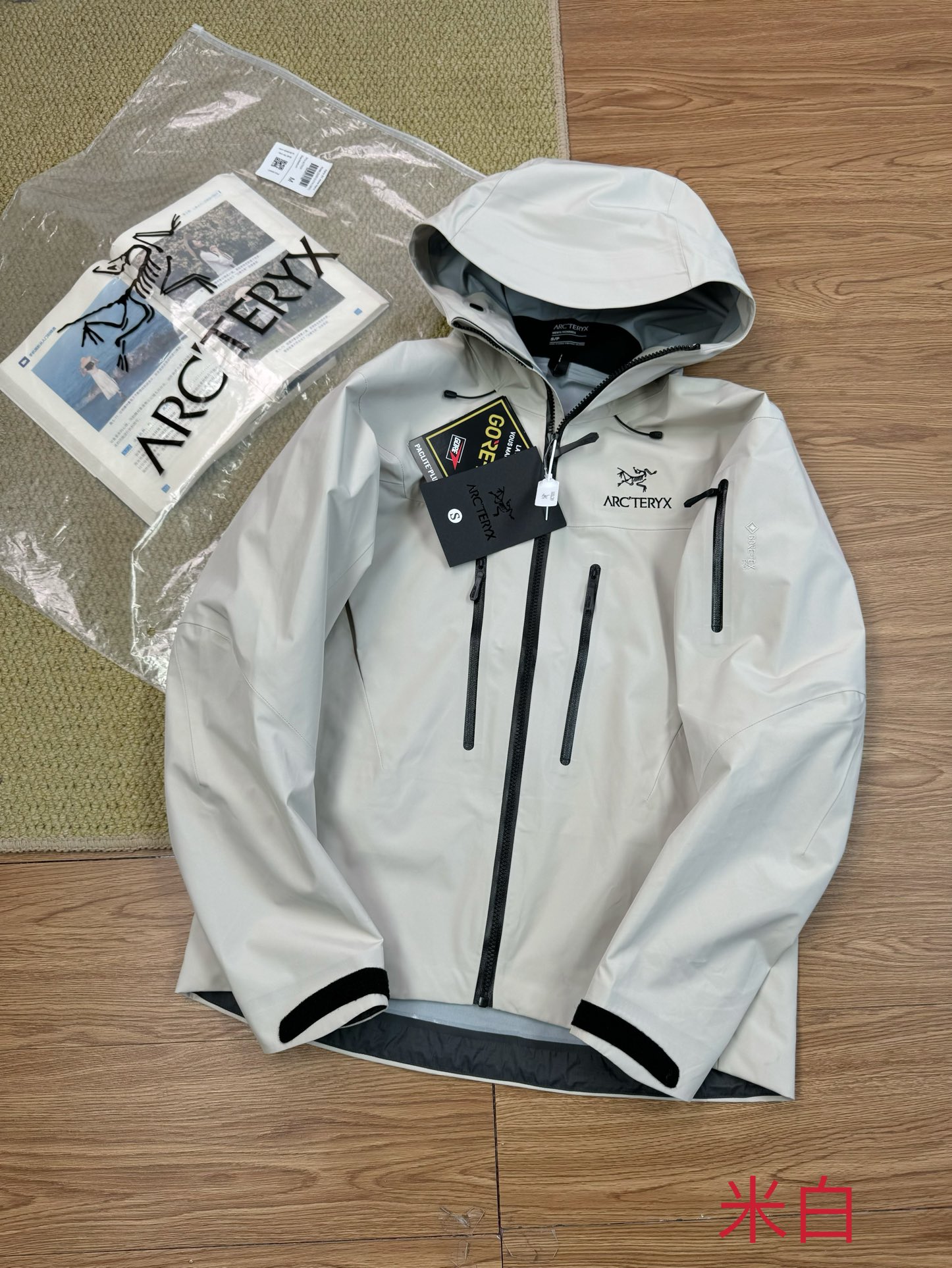 💰 310
Arcteryx始祖鸟Alpha SV 六代登山透气防风防水硬壳冲锋衣外套
6代全新硬壳冲锋衣夹克,gtx 户外防水硬壳向导级冲锋衣,机能夹克,全新演绎鸟的王者姿态。
户外天花板级别的sv系列~除了贵,你挑不出任何毛病。
8k出头的价格也抵挡不住大家的喜爱,爆火的颜色柜里也是一件难求~
防风防雨又耐磨,适合户外的各种运动。
作为2024年的主打款,今日五色重点推荐。
品名,鸟sv冲锋衣。
硬壳全压胶冲锋衣夹克,平台可是吹爆了这款单层压胶冲锋衣。
Sv顶级系列,硬壳冲锋衣 面料柔软 舒适性强 腋下🈶️透气拉链。
秋秋季户外活动 抗风防雨 功能性强大。
即使你要去户外登山 徒步 旅游,这款可以做到全天候的身体防护。
gore tex防水功能性面料,即使多次洗涤外层渗腋下透气拉链可以做到保温和散湿的功能。
全压胶,内里见不到一条明线!刺绣的logo字母,工整完美。
而袖口的魔术贴楼可以做到随意调节。
⚠️⚠️前短后长的设计,可以完美达到包臀的效果。
帽子上搭配了弹力拉绳,机车运动时可以做到贴合面部,完全闭风。
颜色:米白 荧光绿 幽雾绿 虎鲸 黑金
尺码:S-3XL 【模特身高175体重150斤穿L】
尺码表
肩宽 袖长 衣长 胸围 推荐
S 51 57 71 114 100-120
M 52 59 73 118 130-145
L 53 61 75 122 150-160
XL 54 63 77 126 165-175
XXL 55 65 79 130 175-185
3XL 56 67 81 134 185-195
手工测量 误差1-2CM
(100斤-120斤试穿 S 码)
(130斤-140斤试穿 M 码)
(150斤-160斤试穿 L 码)
(160斤-170斤试穿 XL 码)
(170斤-185斤试穿 XXL码)
(185斤-200斤试穿XXXL码)