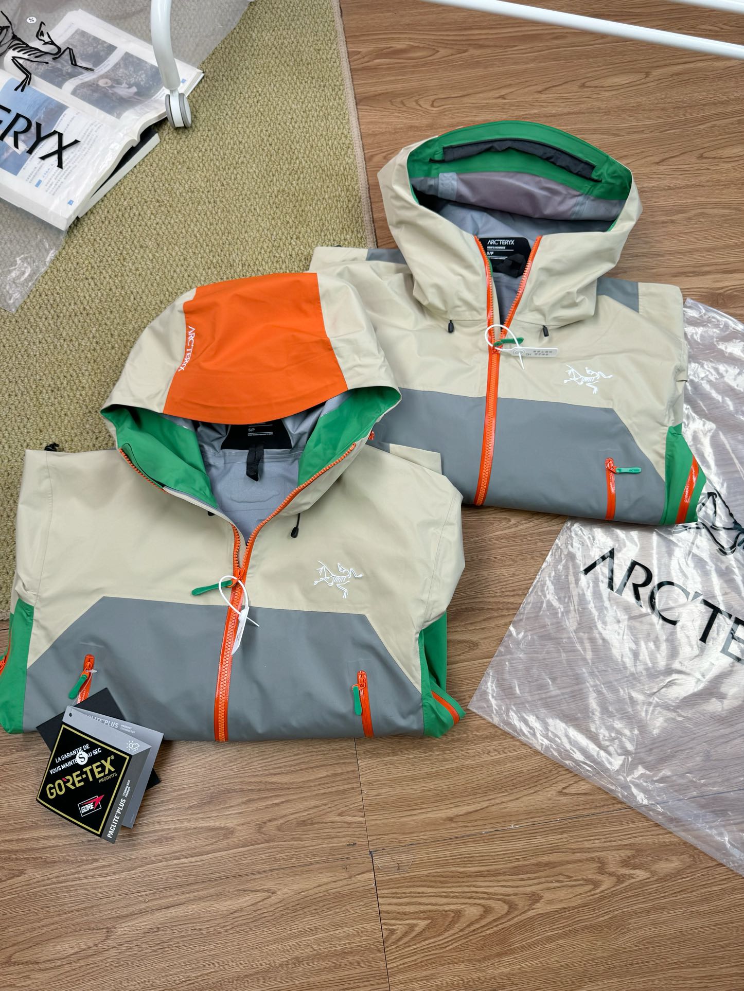 【X松赞联名“南迦巴瓦”系列户外防水硬壳向导级冲锋衣机能风拉链夹克 】顶级版本 绝非市场通货版本! 解锁关于西藏高原秘境的户外穿搭. 鸟家X松赞联名系列在西藏全球限量 Yb四次压胶工艺 整衣3D立体仿生学设计衣长臂弯, Tri-Durance防水防雨面料,自行区别市面先行版本 全套辅料定制,整衣 腋下YKK双向拉链,五金全部开模定制,吊牌书说明解析,多联水洗 腋下拉链便于快速通风,拼接设计使活动自如 面料采用防水N100d- GORE-TEX Pro ISO标准90(ISO4)级别高分子材料透气薄膜与纺织品结合 面料达到荷叶水珠滚动效果,高度持久防水透气,防撕裂性能优异 延续向上致美的概念,踏入了喜马拉雅山脉东部的秘境——南迦巴瓦,以山为灵感,传递不断向上的高山敬畏. 以日照金山的自然奇观为调色盘,通过始祖鸟独特又具代表性的颜色演绎出向上致美南迦巴瓦系列的高山精神与高山美学.菲诺橙代表着照耀山脊的橙色日光,空间灰和威藤棕代表山脉被日光照耀后明暗交错的颜色,丛林绿则代表了生命和植被;logo 处的白色代表着高处的旗云和积雪,绘出南迦巴瓦的天然风貌和高山文化.最为特别的是,在此系列中有一个隐藏在帽子后侧的南迦巴瓦标识图案的独特设计,图案设计灵感就来自南迦巴瓦山脉的轮廓,锐利的棱角呼应了南迦巴瓦「长矛直刺苍穹」的形态.正如「十人九不见」的南迦巴瓦峰不轻易现身,它平时被遮挡住,当攀登者真正面对大自然的考验,因抵挡雨雪或者大风而戴上帽子时才会露出.标识的显现正是对向上致美南迦巴瓦的完美诠释和致敬. 发源于加拿大海岸山脉,始祖鸟始终是一个朝着高山进化和发展的品牌.山赋予了始祖鸟专业深耕户外的基因,它是天然的试炼场,以真实和严酷的环境磨练卓越的产品.山给了始祖鸟对自然的敬畏之心,推动人与自然、人与户外运动的和谐共生是品牌始终坚持的理念.山是品牌守护的圣地,以推广遍布世界的在地高山文化为己任,始祖鸟通过户外运动,打开隐秘之门,传递向上致美. 衣长 80 胸围 96 肩宽44 M 衣长 82 胸围102 肩宽46 L 衣长84 胸围110 肩宽48 XL衣长86 胸围120 肩宽50 XXL 衣长88 胸围128 肩宽52 (105斤-120斤 试穿 S 码) (120斤-140斤 试穿 M 码) (140斤-160斤 试穿 L 码) (160斤-180斤 试穿 XL码) (180斤-195斤 试穿 XXL码) 手工测量 误差 1-2CM