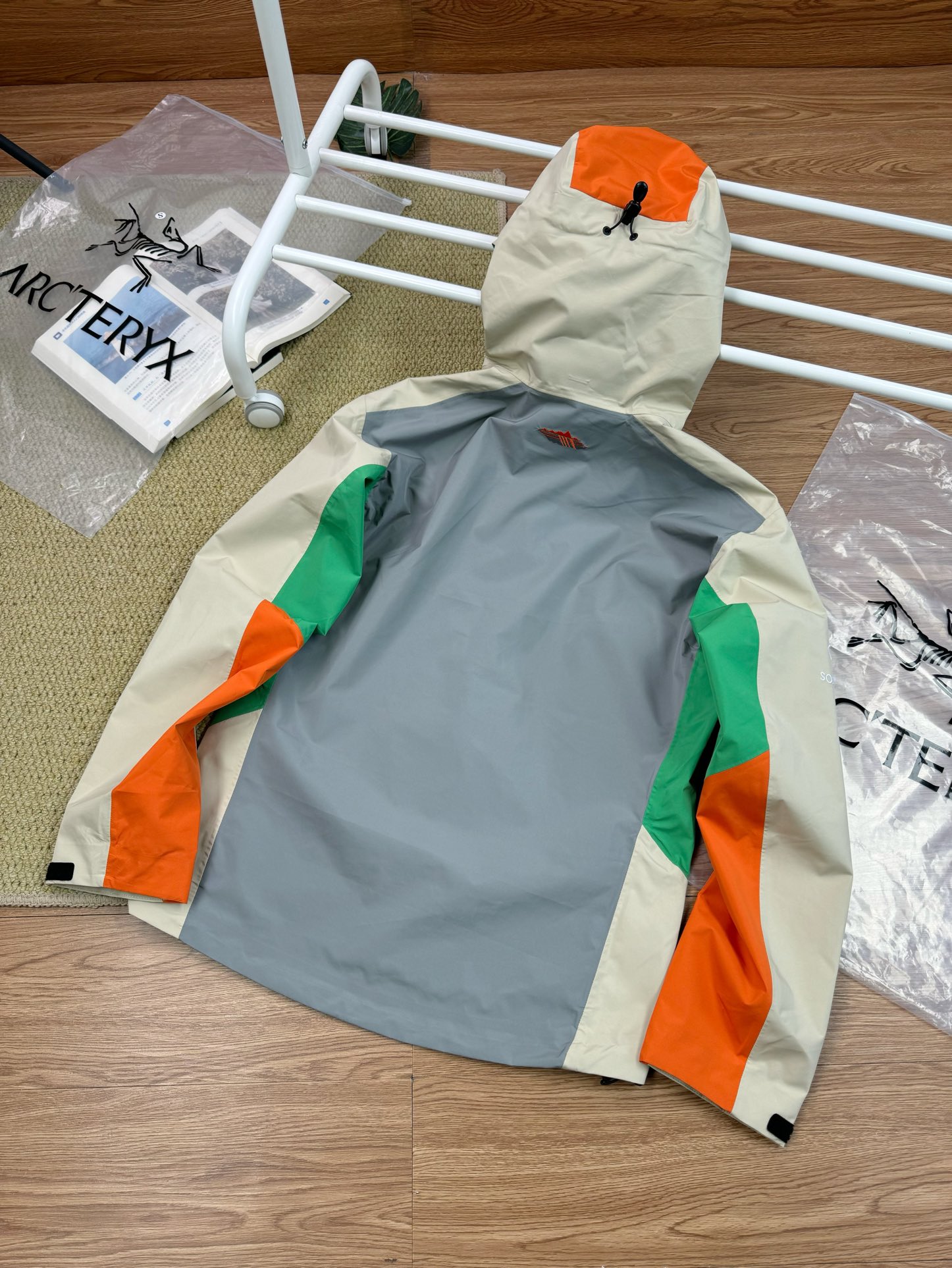 【X松赞联名“南迦巴瓦”系列户外防水硬壳向导级冲锋衣机能风拉链夹克 】顶级版本 绝非市场通货版本! 解锁关于西藏高原秘境的户外穿搭. 鸟家X松赞联名系列在西藏全球限量 Yb四次压胶工艺 整衣3D立体仿生学设计衣长臂弯, Tri-Durance防水防雨面料,自行区别市面先行版本 全套辅料定制,整衣 腋下YKK双向拉链,五金全部开模定制,吊牌书说明解析,多联水洗 腋下拉链便于快速通风,拼接设计使活动自如 面料采用防水N100d- GORE-TEX Pro ISO标准90(ISO4)级别高分子材料透气薄膜与纺织品结合 面料达到荷叶水珠滚动效果,高度持久防水透气,防撕裂性能优异 延续向上致美的概念,踏入了喜马拉雅山脉东部的秘境——南迦巴瓦,以山为灵感,传递不断向上的高山敬畏. 以日照金山的自然奇观为调色盘,通过始祖鸟独特又具代表性的颜色演绎出向上致美南迦巴瓦系列的高山精神与高山美学.菲诺橙代表着照耀山脊的橙色日光,空间灰和威藤棕代表山脉被日光照耀后明暗交错的颜色,丛林绿则代表了生命和植被;logo 处的白色代表着高处的旗云和积雪,绘出南迦巴瓦的天然风貌和高山文化.最为特别的是,在此系列中有一个隐藏在帽子后侧的南迦巴瓦标识图案的独特设计,图案设计灵感就来自南迦巴瓦山脉的轮廓,锐利的棱角呼应了南迦巴瓦「长矛直刺苍穹」的形态.正如「十人九不见」的南迦巴瓦峰不轻易现身,它平时被遮挡住,当攀登者真正面对大自然的考验,因抵挡雨雪或者大风而戴上帽子时才会露出.标识的显现正是对向上致美南迦巴瓦的完美诠释和致敬. 发源于加拿大海岸山脉,始祖鸟始终是一个朝着高山进化和发展的品牌.山赋予了始祖鸟专业深耕户外的基因,它是天然的试炼场,以真实和严酷的环境磨练卓越的产品.山给了始祖鸟对自然的敬畏之心,推动人与自然、人与户外运动的和谐共生是品牌始终坚持的理念.山是品牌守护的圣地,以推广遍布世界的在地高山文化为己任,始祖鸟通过户外运动,打开隐秘之门,传递向上致美. 衣长 80 胸围 96 肩宽44 M 衣长 82 胸围102 肩宽46 L 衣长84 胸围110 肩宽48 XL衣长86 胸围120 肩宽50 XXL 衣长88 胸围128 肩宽52 (105斤-120斤 试穿 S 码) (120斤-140斤 试穿 M 码) (140斤-160斤 试穿 L 码) (160斤-180斤 试穿 XL码) (180斤-195斤 试穿 XXL码) 手工测量 误差 1-2CM