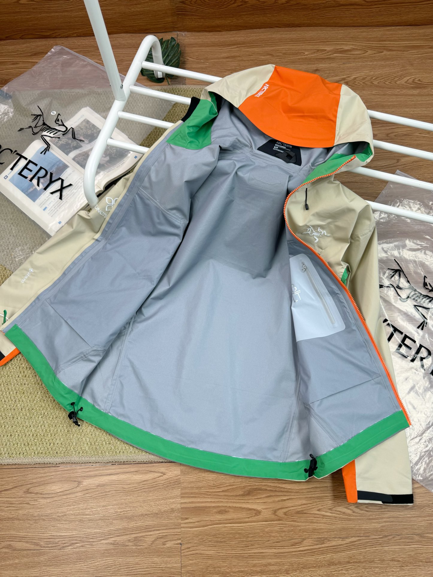 【X松赞联名“南迦巴瓦”系列户外防水硬壳向导级冲锋衣机能风拉链夹克 】顶级版本 绝非市场通货版本! 解锁关于西藏高原秘境的户外穿搭. 鸟家X松赞联名系列在西藏全球限量 Yb四次压胶工艺 整衣3D立体仿生学设计衣长臂弯, Tri-Durance防水防雨面料,自行区别市面先行版本 全套辅料定制,整衣 腋下YKK双向拉链,五金全部开模定制,吊牌书说明解析,多联水洗 腋下拉链便于快速通风,拼接设计使活动自如 面料采用防水N100d- GORE-TEX Pro ISO标准90(ISO4)级别高分子材料透气薄膜与纺织品结合 面料达到荷叶水珠滚动效果,高度持久防水透气,防撕裂性能优异 延续向上致美的概念,踏入了喜马拉雅山脉东部的秘境——南迦巴瓦,以山为灵感,传递不断向上的高山敬畏. 以日照金山的自然奇观为调色盘,通过始祖鸟独特又具代表性的颜色演绎出向上致美南迦巴瓦系列的高山精神与高山美学.菲诺橙代表着照耀山脊的橙色日光,空间灰和威藤棕代表山脉被日光照耀后明暗交错的颜色,丛林绿则代表了生命和植被;logo 处的白色代表着高处的旗云和积雪,绘出南迦巴瓦的天然风貌和高山文化.最为特别的是,在此系列中有一个隐藏在帽子后侧的南迦巴瓦标识图案的独特设计,图案设计灵感就来自南迦巴瓦山脉的轮廓,锐利的棱角呼应了南迦巴瓦「长矛直刺苍穹」的形态.正如「十人九不见」的南迦巴瓦峰不轻易现身,它平时被遮挡住,当攀登者真正面对大自然的考验,因抵挡雨雪或者大风而戴上帽子时才会露出.标识的显现正是对向上致美南迦巴瓦的完美诠释和致敬. 发源于加拿大海岸山脉,始祖鸟始终是一个朝着高山进化和发展的品牌.山赋予了始祖鸟专业深耕户外的基因,它是天然的试炼场,以真实和严酷的环境磨练卓越的产品.山给了始祖鸟对自然的敬畏之心,推动人与自然、人与户外运动的和谐共生是品牌始终坚持的理念.山是品牌守护的圣地,以推广遍布世界的在地高山文化为己任,始祖鸟通过户外运动,打开隐秘之门,传递向上致美. 衣长 80 胸围 96 肩宽44 M 衣长 82 胸围102 肩宽46 L 衣长84 胸围110 肩宽48 XL衣长86 胸围120 肩宽50 XXL 衣长88 胸围128 肩宽52 (105斤-120斤 试穿 S 码) (120斤-140斤 试穿 M 码) (140斤-160斤 试穿 L 码) (160斤-180斤 试穿 XL码) (180斤-195斤 试穿 XXL码) 手工测量 误差 1-2CM