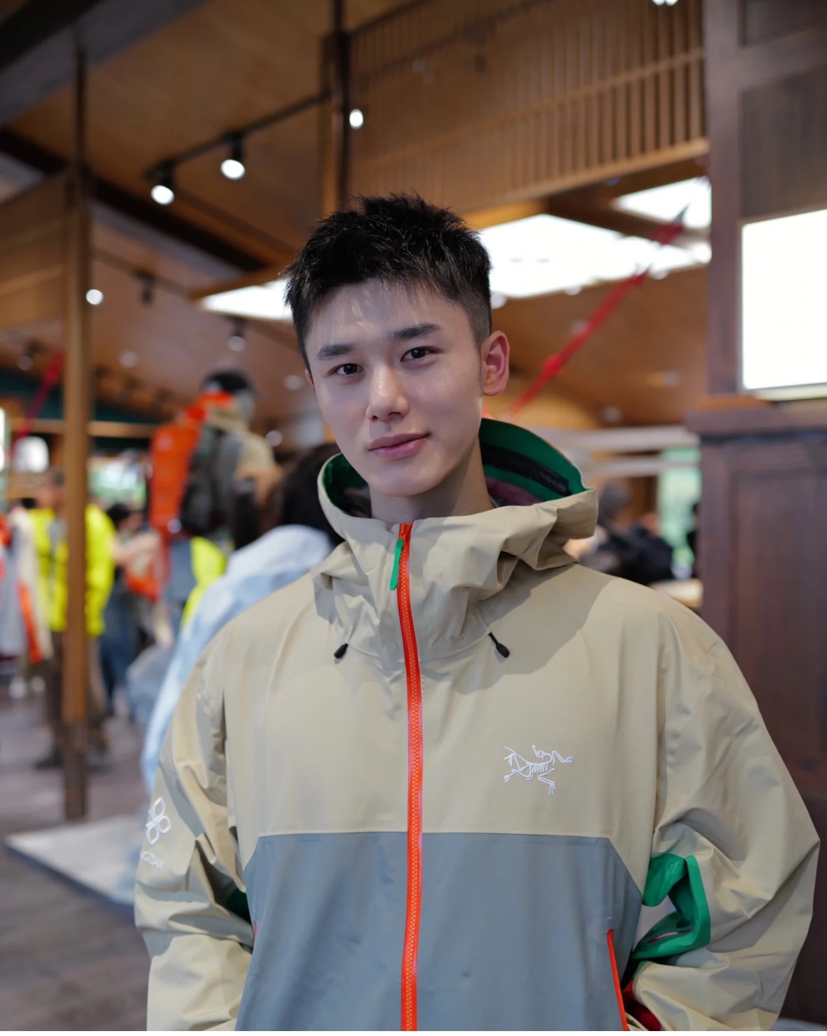 【X松赞联名“南迦巴瓦”系列户外防水硬壳向导级冲锋衣机能风拉链夹克 】顶级版本 绝非市场通货版本！
解锁关于西藏高原秘境的户外穿搭。
鸟家X松赞联名系列在西藏全球限量
Yb四次压胶工艺 整衣3D立体仿生学设计衣长臂弯， Tri-Durance防水防雨面料 ，自行区别市面先行版本 全套辅料定制，整衣 腋下YKK双向拉链，五金全部开模定制，吊牌书说明解析 ，多联水洗 腋下拉链便于快速通风，拼接设计使活动自如 面料采用防水N100d- GORE-TEX Pro ISO标准90（ISO4）级别高分子材料透气薄膜与纺织品结合 面料达到荷叶水珠滚动效果，高度持久防水透气，防撕裂性能优异

延续向上致美的概念，踏入了喜马拉雅山脉东部的秘境——南迦巴瓦，以山为灵感，传递不断向上的高山敬畏。
以日照金山的自然奇观为调色盘，通过始祖鸟独特又具代表性的颜色演绎出向上致美南迦巴瓦系列的高山精神与高山美学。菲诺橙代表着照耀山脊的橙色日光，空间灰和威藤棕代表山脉被日光照耀后明暗交错的颜色，丛林绿则代表了生命和植被；logo 处的白色代表着高处的旗云和积雪，绘出南迦巴瓦的天然风貌和高山文化。最为特别的是，在此系列中有一个隐藏在帽子后侧的南迦巴瓦标识图案的独特设计，图案设计灵感就来自南迦巴瓦山脉的轮廓，锐利的棱角呼应了南迦巴瓦「长矛直刺苍穹」的形态。正如「十人九不见」的南迦巴瓦峰不轻易现身，它平时被遮挡住，当攀登者真正面对大自然的考验，因抵挡雨雪或者大风而戴上帽子时才会露出。标识的显现正是对向上致美南迦巴瓦的完美诠释和致敬。
发源于加拿大海岸山脉，始祖鸟始终是一个朝着高山进化和发展的品牌。山赋予了始祖鸟专业深耕户外的基因，它是天然的试炼场，以真实和严酷的环境磨练卓越的产品。山给了始祖鸟对自然的敬畏之心，推动人与自然、人与户外运动的和谐共生是品牌始终坚持的理念。山是品牌守护的圣地，以推广遍布世界的在地高山文化为己任，始祖鸟通过户外运动，打开隐秘之门，传递向上致美。
尺码：S-XXL
S 衣长 80 胸围 96 肩宽44
M 衣长 82 胸围102 肩宽46
L   衣长84 胸围110 肩宽48
XL衣长86 胸围120 肩宽50
XXL 衣长88 胸围128 肩宽52
（105斤-120斤  试穿  S  码）
（120斤-140斤  试穿  M 码）
（140斤-160斤  试穿   L  码）
（160斤-180斤  试穿  XL码）
（180斤-195斤 试穿 XXL码）
       手工测量  误差 1-2CM