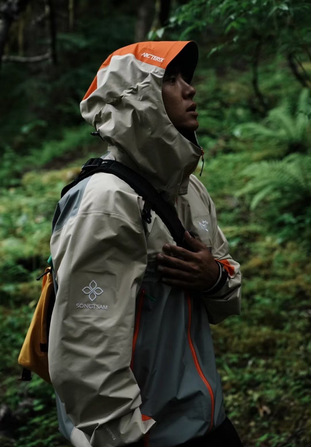 【X松赞联名“南迦巴瓦”系列户外防水硬壳向导级冲锋衣机能风拉链夹克 】顶级版本 绝非市场通货版本！
解锁关于西藏高原秘境的户外穿搭。
鸟家X松赞联名系列在西藏全球限量
Yb四次压胶工艺 整衣3D立体仿生学设计衣长臂弯， Tri-Durance防水防雨面料 ，自行区别市面先行版本 全套辅料定制，整衣 腋下YKK双向拉链，五金全部开模定制，吊牌书说明解析 ，多联水洗 腋下拉链便于快速通风，拼接设计使活动自如 面料采用防水N100d- GORE-TEX Pro ISO标准90（ISO4）级别高分子材料透气薄膜与纺织品结合 面料达到荷叶水珠滚动效果，高度持久防水透气，防撕裂性能优异

延续向上致美的概念，踏入了喜马拉雅山脉东部的秘境——南迦巴瓦，以山为灵感，传递不断向上的高山敬畏。
以日照金山的自然奇观为调色盘，通过始祖鸟独特又具代表性的颜色演绎出向上致美南迦巴瓦系列的高山精神与高山美学。菲诺橙代表着照耀山脊的橙色日光，空间灰和威藤棕代表山脉被日光照耀后明暗交错的颜色，丛林绿则代表了生命和植被；logo 处的白色代表着高处的旗云和积雪，绘出南迦巴瓦的天然风貌和高山文化。最为特别的是，在此系列中有一个隐藏在帽子后侧的南迦巴瓦标识图案的独特设计，图案设计灵感就来自南迦巴瓦山脉的轮廓，锐利的棱角呼应了南迦巴瓦「长矛直刺苍穹」的形态。正如「十人九不见」的南迦巴瓦峰不轻易现身，它平时被遮挡住，当攀登者真正面对大自然的考验，因抵挡雨雪或者大风而戴上帽子时才会露出。标识的显现正是对向上致美南迦巴瓦的完美诠释和致敬。
发源于加拿大海岸山脉，始祖鸟始终是一个朝着高山进化和发展的品牌。山赋予了始祖鸟专业深耕户外的基因，它是天然的试炼场，以真实和严酷的环境磨练卓越的产品。山给了始祖鸟对自然的敬畏之心，推动人与自然、人与户外运动的和谐共生是品牌始终坚持的理念。山是品牌守护的圣地，以推广遍布世界的在地高山文化为己任，始祖鸟通过户外运动，打开隐秘之门，传递向上致美。
尺码：S-XXL
S 衣长 80 胸围 96 肩宽44
M 衣长 82 胸围102 肩宽46
L   衣长84 胸围110 肩宽48
XL衣长86 胸围120 肩宽50
XXL 衣长88 胸围128 肩宽52
（105斤-120斤  试穿  S  码）
（120斤-140斤  试穿  M 码）
（140斤-160斤  试穿   L  码）
（160斤-180斤  试穿  XL码）
（180斤-195斤 试穿 XXL码）
       手工测量  误差 1-2CM