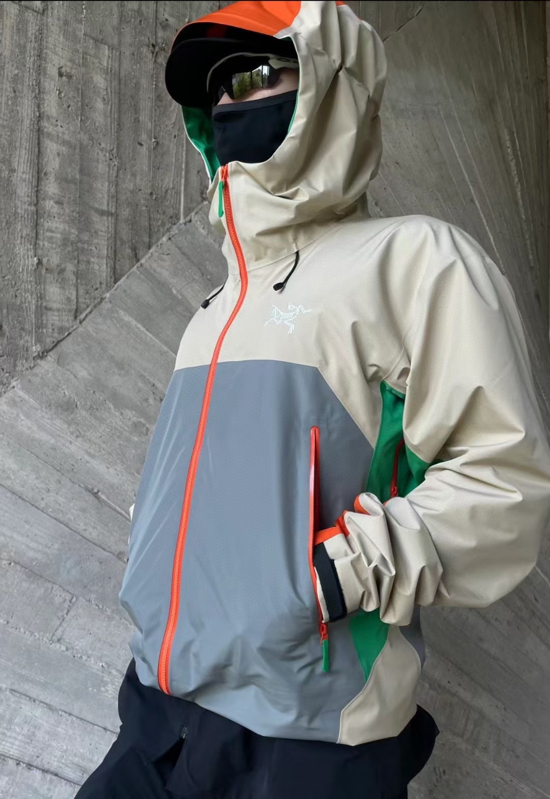 【X松赞联名“南迦巴瓦”系列户外防水硬壳向导级冲锋衣机能风拉链夹克 】顶级版本 绝非市场通货版本！
解锁关于西藏高原秘境的户外穿搭。
鸟家X松赞联名系列在西藏全球限量
Yb四次压胶工艺 整衣3D立体仿生学设计衣长臂弯， Tri-Durance防水防雨面料 ，自行区别市面先行版本 全套辅料定制，整衣 腋下YKK双向拉链，五金全部开模定制，吊牌书说明解析 ，多联水洗 腋下拉链便于快速通风，拼接设计使活动自如 面料采用防水N100d- GORE-TEX Pro ISO标准90（ISO4）级别高分子材料透气薄膜与纺织品结合 面料达到荷叶水珠滚动效果，高度持久防水透气，防撕裂性能优异

延续向上致美的概念，踏入了喜马拉雅山脉东部的秘境——南迦巴瓦，以山为灵感，传递不断向上的高山敬畏。
以日照金山的自然奇观为调色盘，通过始祖鸟独特又具代表性的颜色演绎出向上致美南迦巴瓦系列的高山精神与高山美学。菲诺橙代表着照耀山脊的橙色日光，空间灰和威藤棕代表山脉被日光照耀后明暗交错的颜色，丛林绿则代表了生命和植被；logo 处的白色代表着高处的旗云和积雪，绘出南迦巴瓦的天然风貌和高山文化。最为特别的是，在此系列中有一个隐藏在帽子后侧的南迦巴瓦标识图案的独特设计，图案设计灵感就来自南迦巴瓦山脉的轮廓，锐利的棱角呼应了南迦巴瓦「长矛直刺苍穹」的形态。正如「十人九不见」的南迦巴瓦峰不轻易现身，它平时被遮挡住，当攀登者真正面对大自然的考验，因抵挡雨雪或者大风而戴上帽子时才会露出。标识的显现正是对向上致美南迦巴瓦的完美诠释和致敬。
发源于加拿大海岸山脉，始祖鸟始终是一个朝着高山进化和发展的品牌。山赋予了始祖鸟专业深耕户外的基因，它是天然的试炼场，以真实和严酷的环境磨练卓越的产品。山给了始祖鸟对自然的敬畏之心，推动人与自然、人与户外运动的和谐共生是品牌始终坚持的理念。山是品牌守护的圣地，以推广遍布世界的在地高山文化为己任，始祖鸟通过户外运动，打开隐秘之门，传递向上致美。
尺码：S-XXL
S 衣长 80 胸围 96 肩宽44
M 衣长 82 胸围102 肩宽46
L   衣长84 胸围110 肩宽48
XL衣长86 胸围120 肩宽50
XXL 衣长88 胸围128 肩宽52
（105斤-120斤  试穿  S  码）
（120斤-140斤  试穿  M 码）
（140斤-160斤  试穿   L  码）
（160斤-180斤  试穿  XL码）
（180斤-195斤 试穿 XXL码）
       手工测量  误差 1-2CM