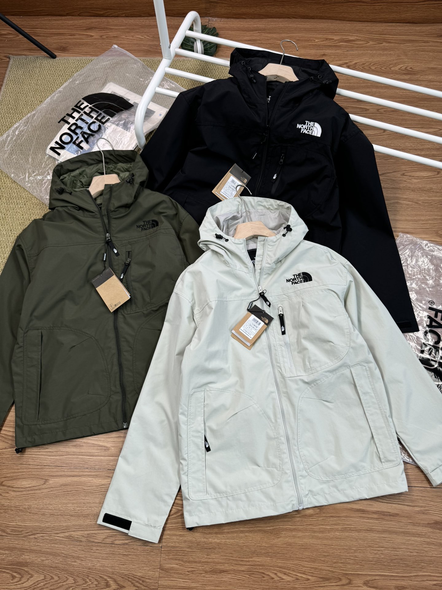 The North Face Kleding Jas &Jassen Windjack Beige Zwart Groen Borduurwerk Unisex Fashion Bovenzijde met capuchon