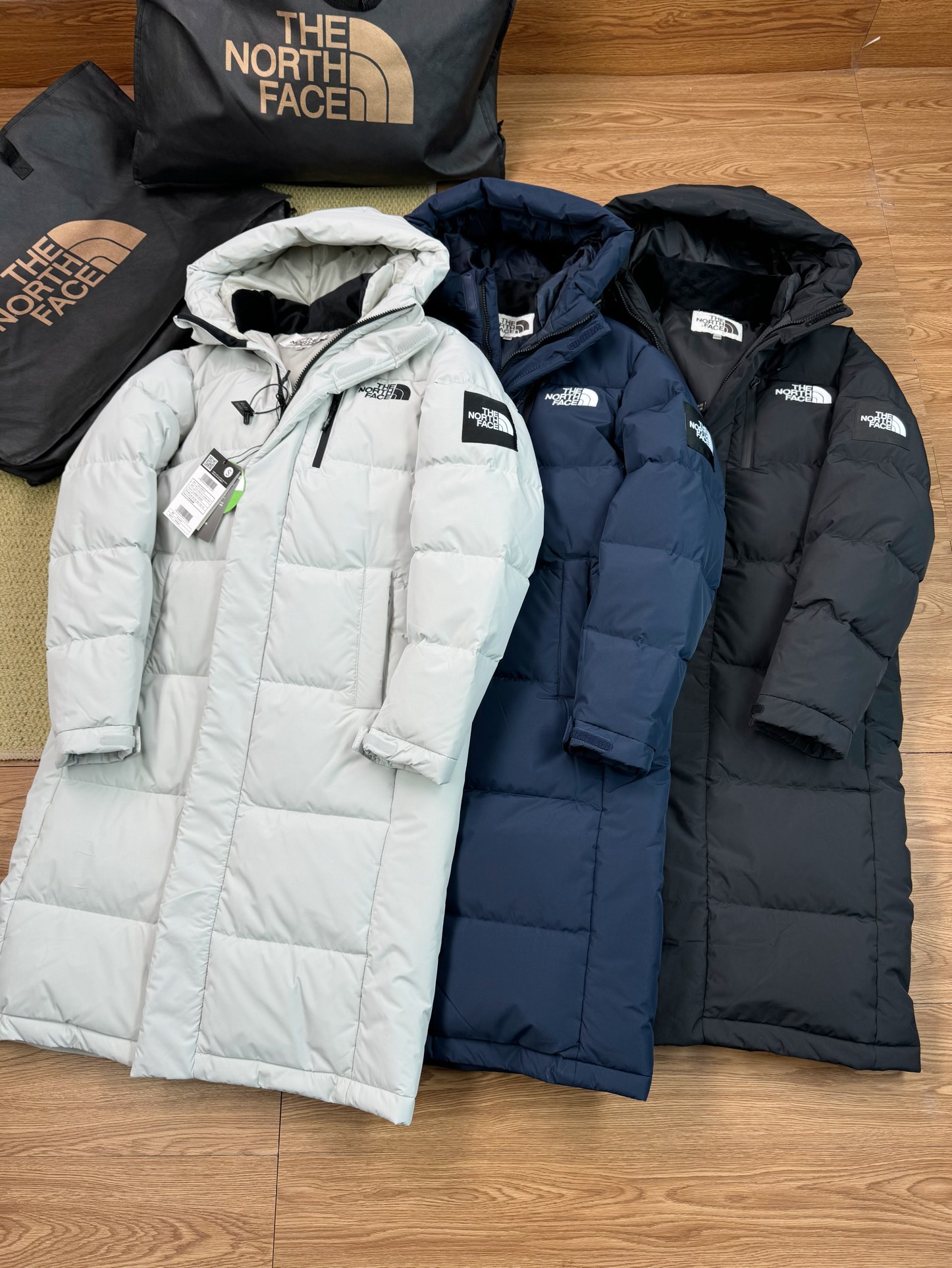 The North Face Kleding Bontmantel Zwart Wit Borduurwerk Unisex Witte eend naar beneden Wintercollectie Bovenzijde met capuchon