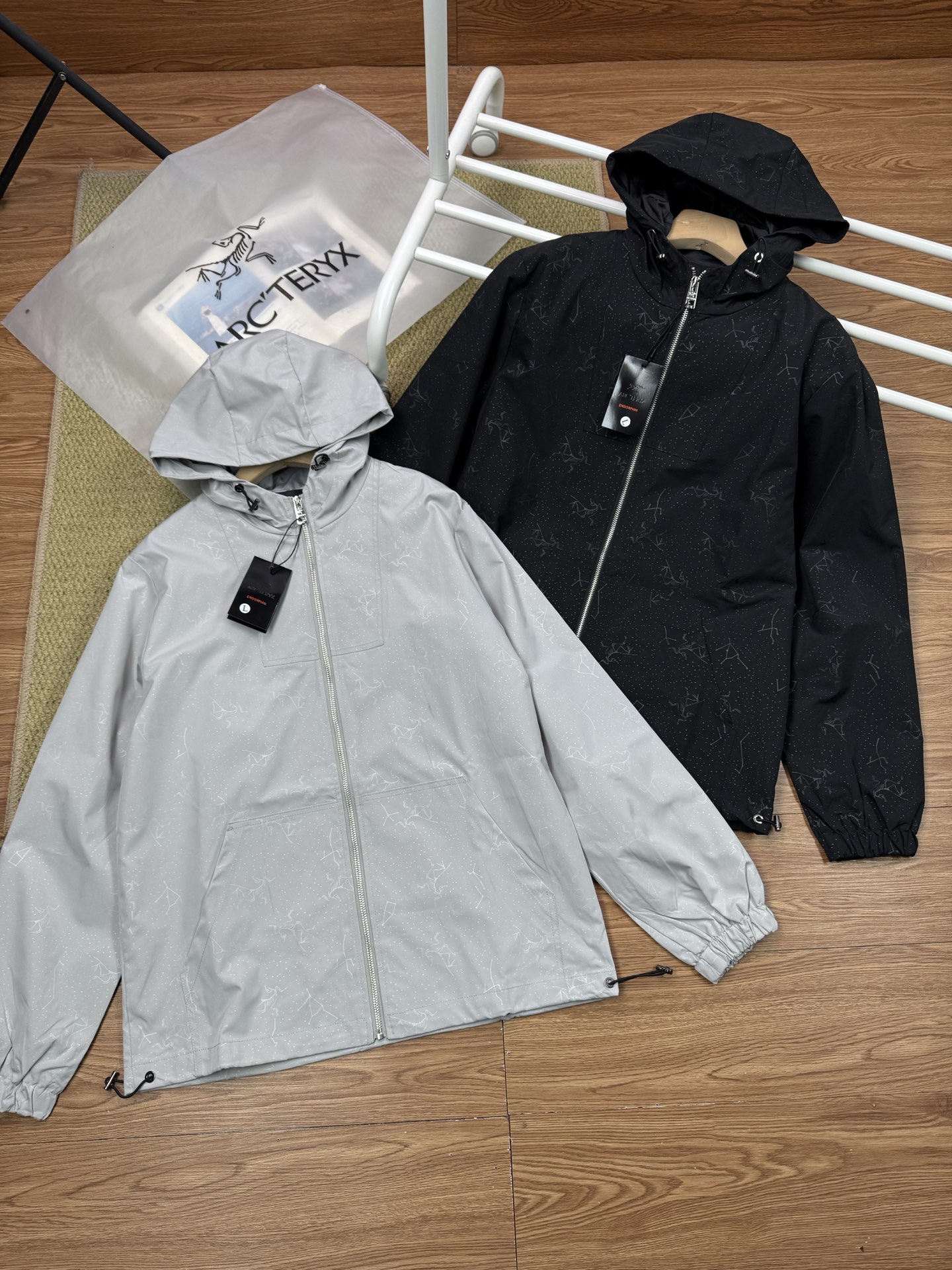 ARC'TERYX Hooded Jacket: Windproof, Breathable, and Stylish Outerwear