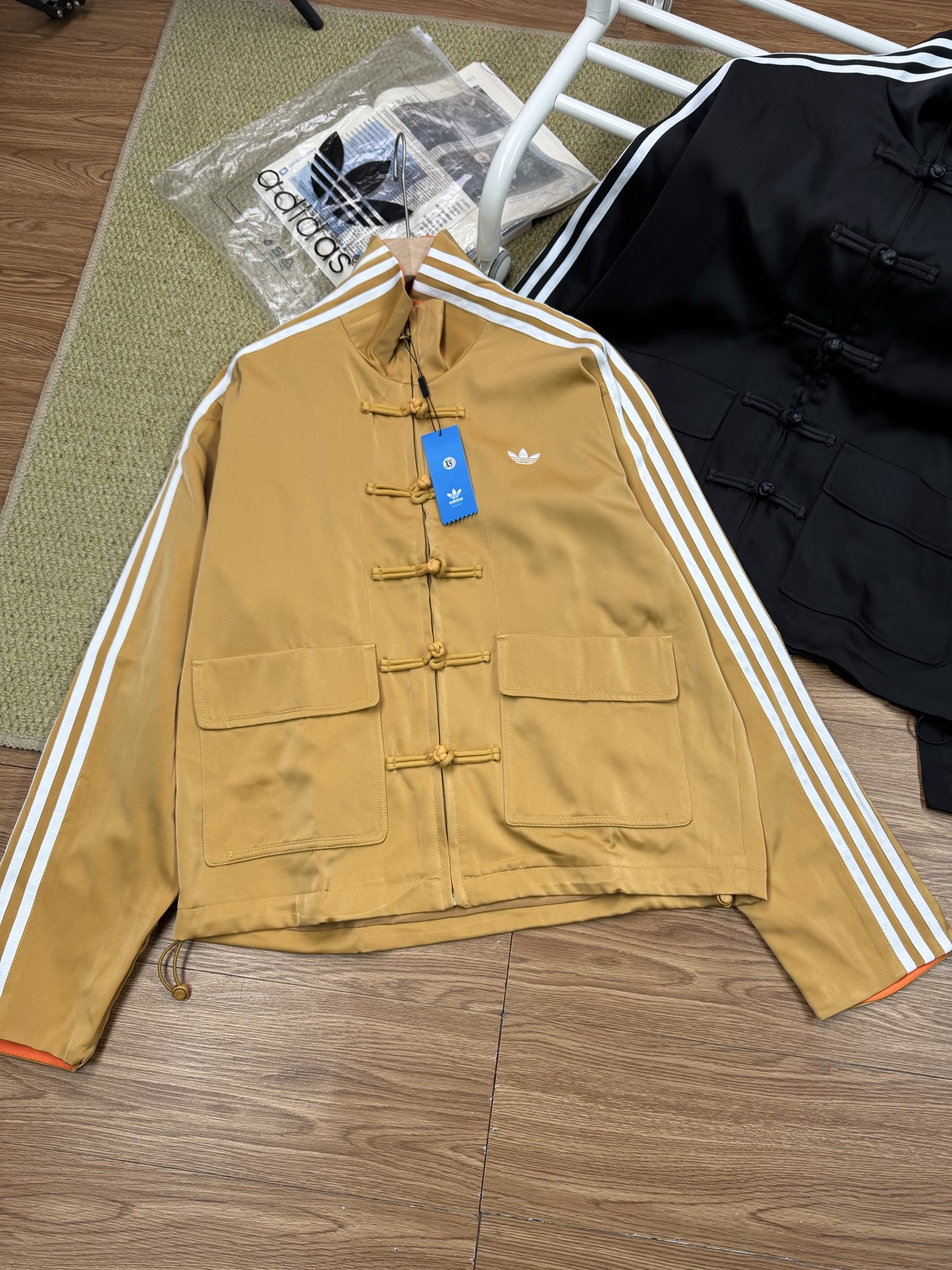 💰💰 210
(原版购入)
陳冠希唐裝同款三叶草 阿迪 新中式唐装盘扣条纹立领运动长袖夹克外套 男女同款 情侣款中国风盘扣运动夹克外套
冠希哥。黄轩同款新中式三条杠。衣服也分三六九等 都说国外的老钱风非常爆火 国人争相模仿 但是中国人属于自己的老钱风那一定是新中式。
运动风加上中国结的结合在一起的一个味道超有感觉 !!休闲与中式传统之间达成平衡,衣服上身清爽少年感溢出屏幕
面料是人造醋酸对比是真丝和桑蚕丝 柔软光滑 新中式面料这点非常重要 不然上身会很廉价
独具匠心绸缎式面料✂丝绸质地和经典三条纹的结合垂坠感十足~袖口和领口撞色设计 亮眼有活力 👀
衣服抽绳可调解松紧大小+定制盘扣加上内里双层包边防风胶条这些都是细节
好的衣服就是靠细节和高级的面料裁剪版型作为堆叠 整体上身的质感才能达到各位兄弟集美们喜爱的感觉!!
Oversize版型 最大码可穿到230斤
尺码:XS-XL
颜色:黑色 麦棕 墨水蓝
尺码: XS S M L ⅩL
胸围:126 130 134 138 142
衣长:65 67 69 71 73
袖长:64 65 66 67 68
肩宽:50 51 52 53 54