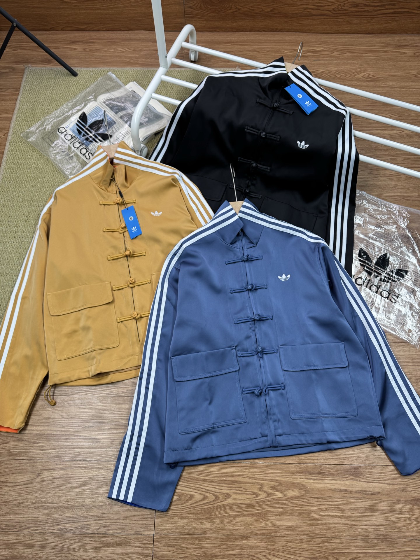 💰💰 210
（原版购入）
陳冠希唐裝同款三叶草 阿迪 新中式唐装盘扣条纹立领运动长袖夹克外套 男女同款 情侣款中国风盘扣运动夹克外套
冠希哥。黄轩同款新中式三条杠。衣服也分三六九等 都说国外的老钱风非常爆火 国人争相模仿 但是中国人属于自己的老钱风那一定是新中式。
运动风加上中国结的结合在一起的一个味道超有感觉 !!休闲与中式传统之间达成平衡，衣服上身清爽少年感溢出屏幕 
面料是人造醋酸对比是真丝和桑蚕丝 柔软光滑 新中式面料这点非常重要 不然上身会很廉价  
独具匠心绸缎式面料✂丝绸质地和经典三条纹的结合垂坠感十足～袖口和领口撞色设计 亮眼有活力 👀
衣服抽绳可调解松紧大小+定制盘扣加上内里双层包边防风胶条这些都是细节
好的衣服就是靠细节和高级的面料裁剪版型作为堆叠 整体上身的质感才能达到各位兄弟集美们喜爱的感觉！！

Oversize版型 最大码可穿到230斤
尺码：XS-XL
颜色:黑色  麦棕   墨水蓝  
尺码:    XS     S     M     L    ⅩL
胸围：126  130   134   138  142
衣长：65     67     69     71   73
袖长：64     65    66      67   68
肩宽：50     51     52      53    54