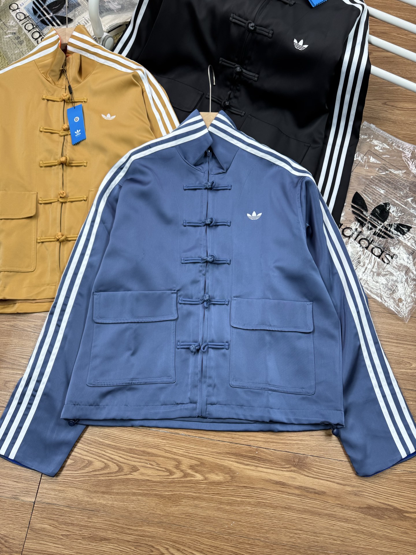 💰💰 210
(原版购入)
陳冠希唐裝同款三叶草 阿迪 新中式唐装盘扣条纹立领运动长袖夹克外套 男女同款 情侣款中国风盘扣运动夹克外套
冠希哥。黄轩同款新中式三条杠。衣服也分三六九等 都说国外的老钱风非常爆火 国人争相模仿 但是中国人属于自己的老钱风那一定是新中式。
运动风加上中国结的结合在一起的一个味道超有感觉 !!休闲与中式传统之间达成平衡,衣服上身清爽少年感溢出屏幕
面料是人造醋酸对比是真丝和桑蚕丝 柔软光滑 新中式面料这点非常重要 不然上身会很廉价
独具匠心绸缎式面料✂丝绸质地和经典三条纹的结合垂坠感十足~袖口和领口撞色设计 亮眼有活力 👀
衣服抽绳可调解松紧大小+定制盘扣加上内里双层包边防风胶条这些都是细节
好的衣服就是靠细节和高级的面料裁剪版型作为堆叠 整体上身的质感才能达到各位兄弟集美们喜爱的感觉!!
Oversize版型 最大码可穿到230斤
尺码:XS-XL
颜色:黑色 麦棕 墨水蓝
尺码: XS S M L ⅩL
胸围:126 130 134 138 142
衣长:65 67 69 71 73
袖长:64 65 66 67 68
肩宽:50 51 52 53 54