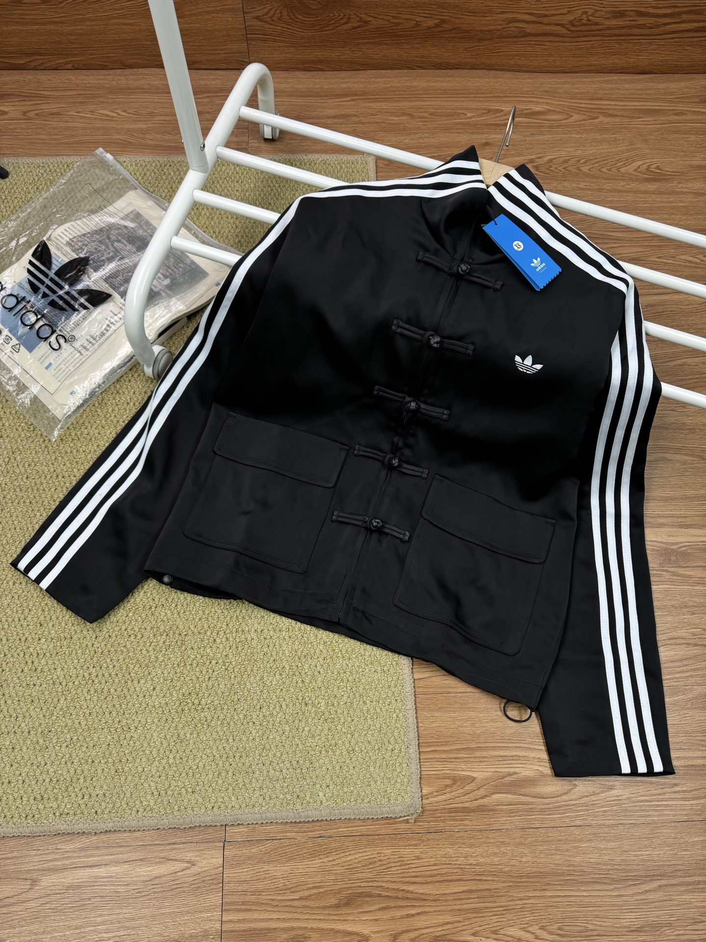 💰💰 210
(原版购入)
陳冠希唐裝同款三叶草 阿迪 新中式唐装盘扣条纹立领运动长袖夹克外套 男女同款 情侣款中国风盘扣运动夹克外套
冠希哥。黄轩同款新中式三条杠。衣服也分三六九等 都说国外的老钱风非常爆火 国人争相模仿 但是中国人属于自己的老钱风那一定是新中式。
运动风加上中国结的结合在一起的一个味道超有感觉 !!休闲与中式传统之间达成平衡,衣服上身清爽少年感溢出屏幕
面料是人造醋酸对比是真丝和桑蚕丝 柔软光滑 新中式面料这点非常重要 不然上身会很廉价
独具匠心绸缎式面料✂丝绸质地和经典三条纹的结合垂坠感十足~袖口和领口撞色设计 亮眼有活力 👀
衣服抽绳可调解松紧大小+定制盘扣加上内里双层包边防风胶条这些都是细节
好的衣服就是靠细节和高级的面料裁剪版型作为堆叠 整体上身的质感才能达到各位兄弟集美们喜爱的感觉!!
Oversize版型 最大码可穿到230斤
尺码:XS-XL
颜色:黑色 麦棕 墨水蓝
尺码: XS S M L ⅩL
胸围:126 130 134 138 142
衣长:65 67 69 71 73
袖长:64 65 66 67 68
肩宽:50 51 52 53 54