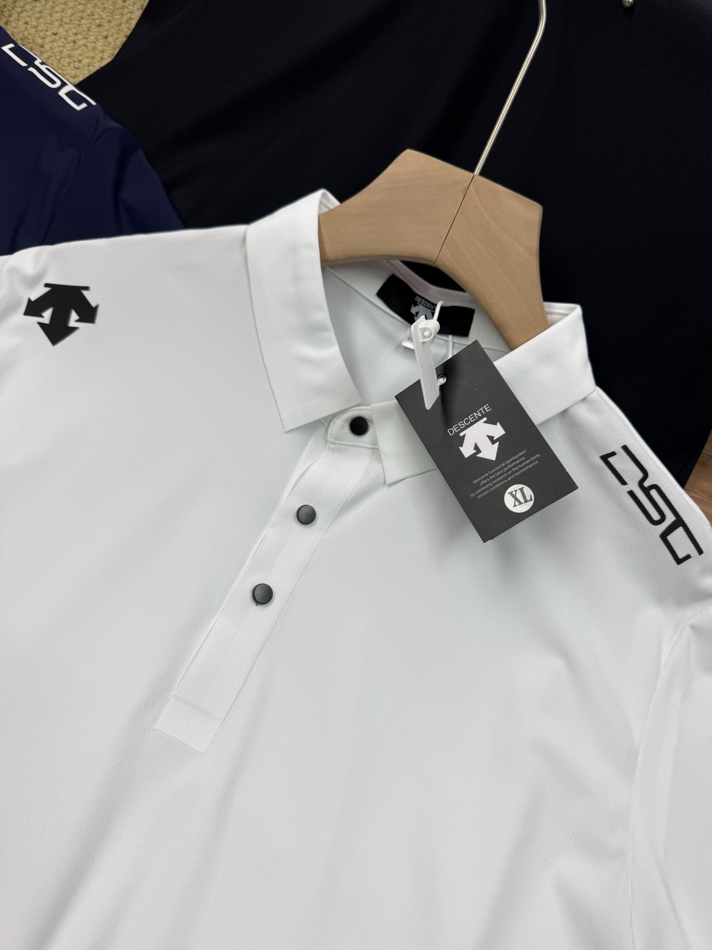 85💰
迪桑特经典基础款翻领胸标小logo短袖T恤,三色可选,夏季POLO衫短袖,商务休闲简约风,上身帅气百搭,夏季必备百搭奢潮单品
高端定制冰丝无痕速干面料 ,穿着舒适、冰爽丝滑透气 、 胸前+袖臂经典简约小logo设计,翻领纽扣设计,百搭商务休闲款,潮男必备单品 ,上身帅气百搭,做工精致,细节到位,三标齐全,诚意满满
🏊🏻非常适合当季的款,上身百搭不挑人,玩转你的潮流,期待你我共同的驾驭
颜色:黑色 白色 藏青色
尺码表:
衣长 胸围 肩宽 袖长 推荐身高体重
M 65 100 43 65 ,适合身高160到165,体重80-105斤
L 67 104 45 67 ,适合身165到170,体重105-125斤
XL 69 108 46 69 ,适合身高170到175,体重125-140斤
2XL 71 112 48 71 ,适合身高175到180,体重140-155斤
3XL 73 116 50 73 适合身高180到185,体重155-175斤
4XL 75 120 51 75 适合身高185到190,体重175-190斤
5XL 77 124 52 77 适合身高185到195,体重190到210斤
