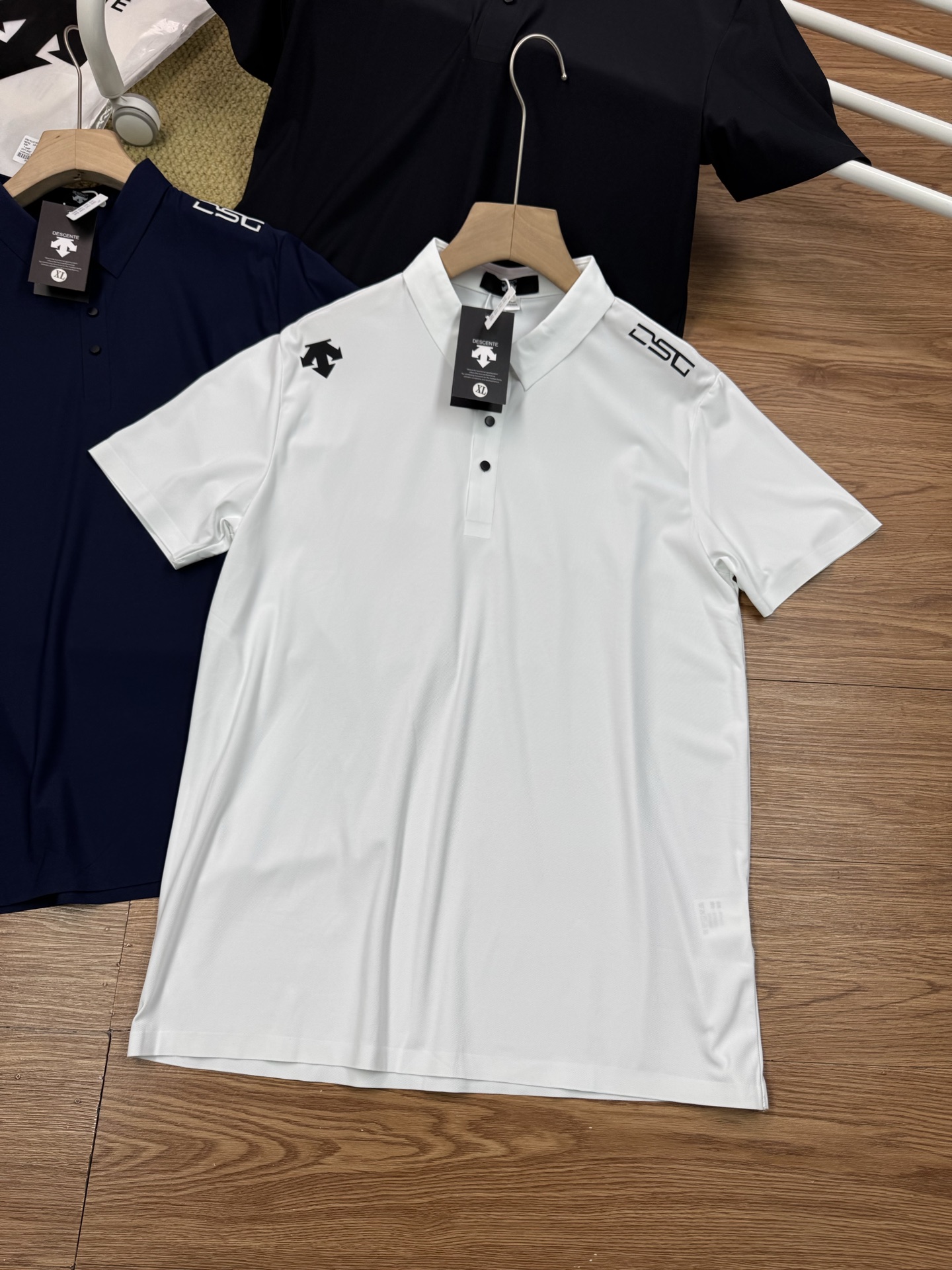 85💰
迪桑特经典基础款翻领胸标小logo短袖T恤,三色可选,夏季POLO衫短袖,商务休闲简约风,上身帅气百搭,夏季必备百搭奢潮单品
高端定制冰丝无痕速干面料 ,穿着舒适、冰爽丝滑透气 、 胸前+袖臂经典简约小logo设计,翻领纽扣设计,百搭商务休闲款,潮男必备单品 ,上身帅气百搭,做工精致,细节到位,三标齐全,诚意满满
🏊🏻非常适合当季的款,上身百搭不挑人,玩转你的潮流,期待你我共同的驾驭
颜色:黑色 白色 藏青色
尺码表:
衣长 胸围 肩宽 袖长 推荐身高体重
M 65 100 43 65 ,适合身高160到165,体重80-105斤
L 67 104 45 67 ,适合身165到170,体重105-125斤
XL 69 108 46 69 ,适合身高170到175,体重125-140斤
2XL 71 112 48 71 ,适合身高175到180,体重140-155斤
3XL 73 116 50 73 适合身高180到185,体重155-175斤
4XL 75 120 51 75 适合身高185到190,体重175-190斤
5XL 77 124 52 77 适合身高185到195,体重190到210斤