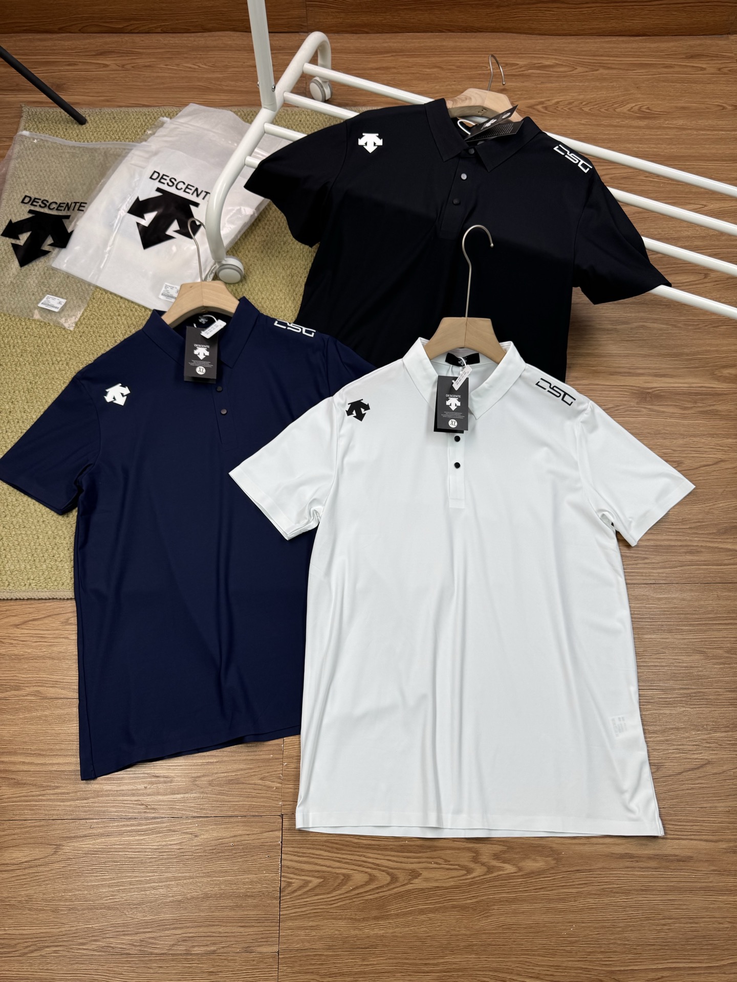 85💰
迪桑特经典基础款翻领胸标小logo短袖T恤,三色可选,夏季POLO衫短袖,商务休闲简约风,上身帅气百搭,夏季必备百搭奢潮单品
高端定制冰丝无痕速干面料 ,穿着舒适、冰爽丝滑透气 、 胸前+袖臂经典简约小logo设计,翻领纽扣设计,百搭商务休闲款,潮男必备单品 ,上身帅气百搭,做工精致,细节到位,三标齐全,诚意满满
🏊🏻非常适合当季的款,上身百搭不挑人,玩转你的潮流,期待你我共同的驾驭
颜色:黑色 白色 藏青色
尺码表:
衣长 胸围 肩宽 袖长 推荐身高体重
M 65 100 43 65 ,适合身高160到165,体重80-105斤
L 67 104 45 67 ,适合身165到170,体重105-125斤
XL 69 108 46 69 ,适合身高170到175,体重125-140斤
2XL 71 112 48 71 ,适合身高175到180,体重140-155斤
3XL 73 116 50 73 适合身高180到185,体重155-175斤
4XL 75 120 51 75 适合身高185到190,体重175-190斤
5XL 77 124 52 77 适合身高185到195,体重190到210斤