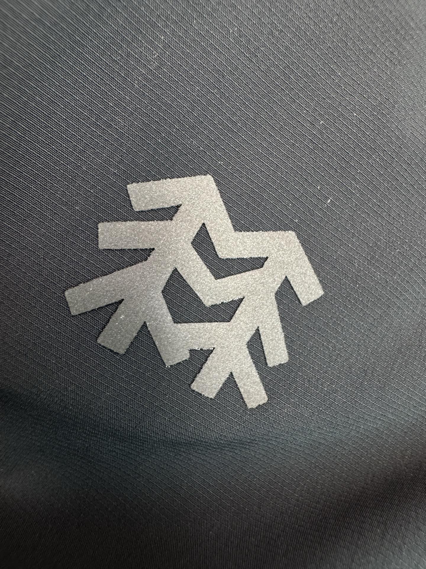 💰💰140
KOLONSPORT可隆新款休闲速干长裤男款户外速干长裤
运动裤子软壳速干裤!
一款封神之作的男士长裤,不仅户外可穿,城市商务休闲也可搭配!
官W在售1000+原厂货订单!标牌齐全!
面料采用新型的户外针织类面料的,面料立体有型!纹路清晰!四面微弹,适合任何环境穿着搭配!
既有西装裤的正式感,又有运动裤的舒适感,上身效果特别有型,3D立体剪裁拼接的锥形裤裤型,腰部独特的拼接式松紧腰设计,让裤型平整有型,内置抽绳!穿着舒适更不会下滑,给你十足的安全感!裤子两侧隐形式拉链(YKK拉链)口袋拉链设计,安全性极高。口袋下面印有立体的常青树logo,精致满满!细节满分!品质保证!
颜色:黑色
尺码:M L XL 2xl 3xL
M腰围74臀围104裤长98(建议95-110斤)
L腰围78臀围108裤长100(建议110-130斤)
XL腰围82臀围115裤长102(建议130-145斤)
2xl腰围86臀围116裤长104(建议145-160斤)
3xl腰围90臀围120裤长106(建议160-175斤)