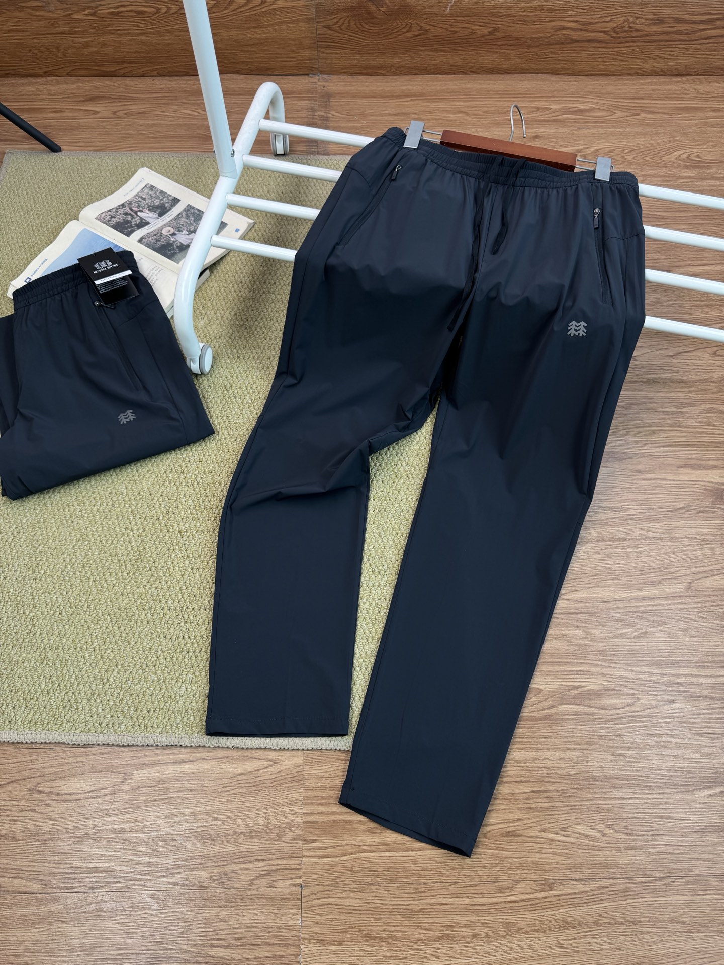 💰💰140
KOLONSPORT可隆新款休闲速干长裤男款户外速干长裤
运动裤子软壳速干裤！
一款封神之作的男士长裤，不仅户外可穿，城市商务休闲也可搭配！
官W在售1000+原厂货订单！标牌齐全！
面料采用新型的户外针织类面料的，面料立体有型！纹路清晰！四面微弹，适合任何环境穿着搭配！
既有西装裤的正式感，又有运动裤的舒适感，上身效果特别有型，3D立体剪裁拼接的锥形裤裤型，腰部独特的拼接式松紧腰设计，让裤型平整有型，内置抽绳！穿着舒适更不会下滑，给你十足的安全感！裤子两侧隐形式拉链（YKK拉链）口袋拉链设计，安全性极高。口袋下面印有立体的常青树logo，精致满满！细节满分！品质保证！
颜色：黑色 
尺码：M  L  XL  2xl  3xL
M腰围74臀围104裤长98（建议95-110斤）
L腰围78臀围108裤长100（建议110-130斤）
XL腰围82臀围115裤长102（建议130-145斤）
2xl腰围86臀围116裤长104（建议145-160斤）
3xl腰围90臀围120裤长106（建议160-175斤）