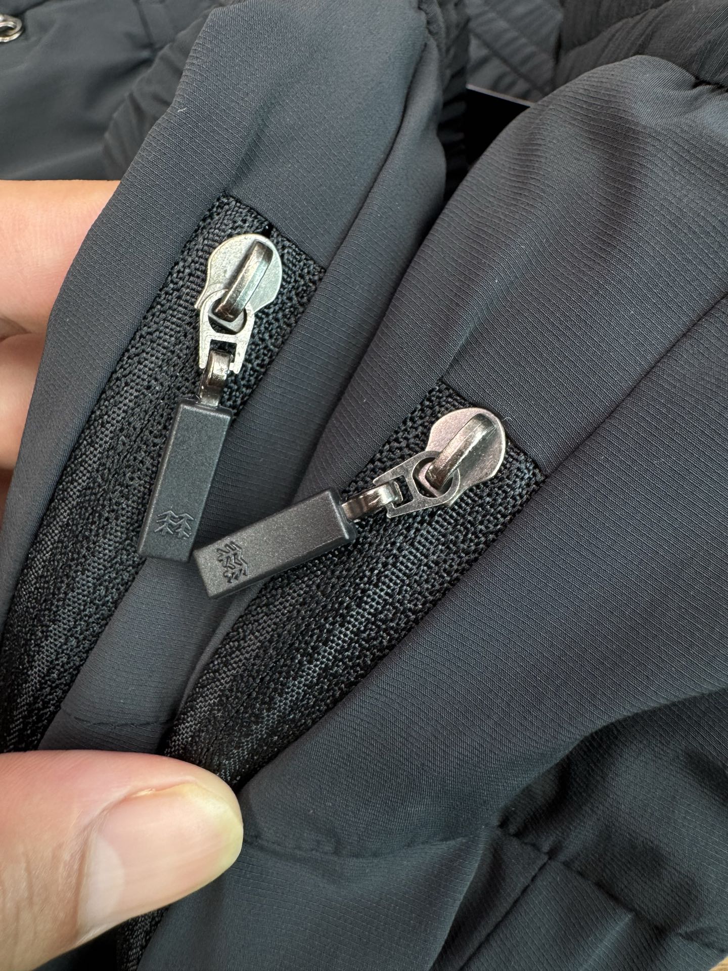 💰💰140
KOLONSPORT可隆新款休闲速干长裤男款户外速干长裤
运动裤子软壳速干裤!
一款封神之作的男士长裤,不仅户外可穿,城市商务休闲也可搭配!
官W在售1000+原厂货订单!标牌齐全!
面料采用新型的户外针织类面料的,面料立体有型!纹路清晰!四面微弹,适合任何环境穿着搭配!
既有西装裤的正式感,又有运动裤的舒适感,上身效果特别有型,3D立体剪裁拼接的锥形裤裤型,腰部独特的拼接式松紧腰设计,让裤型平整有型,内置抽绳!穿着舒适更不会下滑,给你十足的安全感!裤子两侧隐形式拉链(YKK拉链)口袋拉链设计,安全性极高。口袋下面印有立体的常青树logo,精致满满!细节满分!品质保证!
颜色:黑色
尺码:M L XL 2xl 3xL
M腰围74臀围104裤长98(建议95-110斤)
L腰围78臀围108裤长100(建议110-130斤)
XL腰围82臀围115裤长102(建议130-145斤)
2xl腰围86臀围116裤长104(建议145-160斤)
3xl腰围90臀围120裤长106(建议160-175斤)