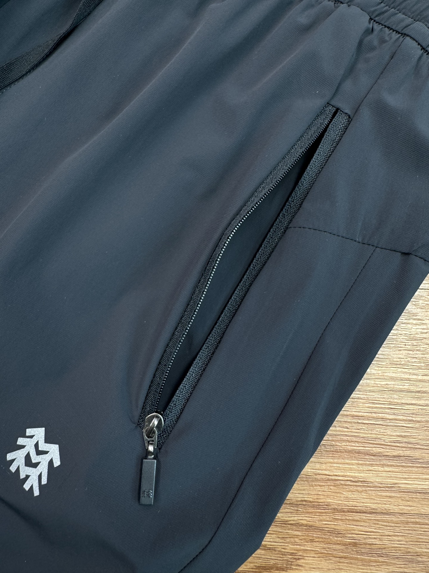 💰💰140
KOLONSPORT可隆新款休闲速干长裤男款户外速干长裤
运动裤子软壳速干裤!
一款封神之作的男士长裤,不仅户外可穿,城市商务休闲也可搭配!
官W在售1000+原厂货订单!标牌齐全!
面料采用新型的户外针织类面料的,面料立体有型!纹路清晰!四面微弹,适合任何环境穿着搭配!
既有西装裤的正式感,又有运动裤的舒适感,上身效果特别有型,3D立体剪裁拼接的锥形裤裤型,腰部独特的拼接式松紧腰设计,让裤型平整有型,内置抽绳!穿着舒适更不会下滑,给你十足的安全感!裤子两侧隐形式拉链(YKK拉链)口袋拉链设计,安全性极高。口袋下面印有立体的常青树logo,精致满满!细节满分!品质保证!
颜色:黑色
尺码:M L XL 2xl 3xL
M腰围74臀围104裤长98(建议95-110斤)
L腰围78臀围108裤长100(建议110-130斤)
XL腰围82臀围115裤长102(建议130-145斤)
2xl腰围86臀围116裤长104(建议145-160斤)
3xl腰围90臀围120裤长106(建议160-175斤)