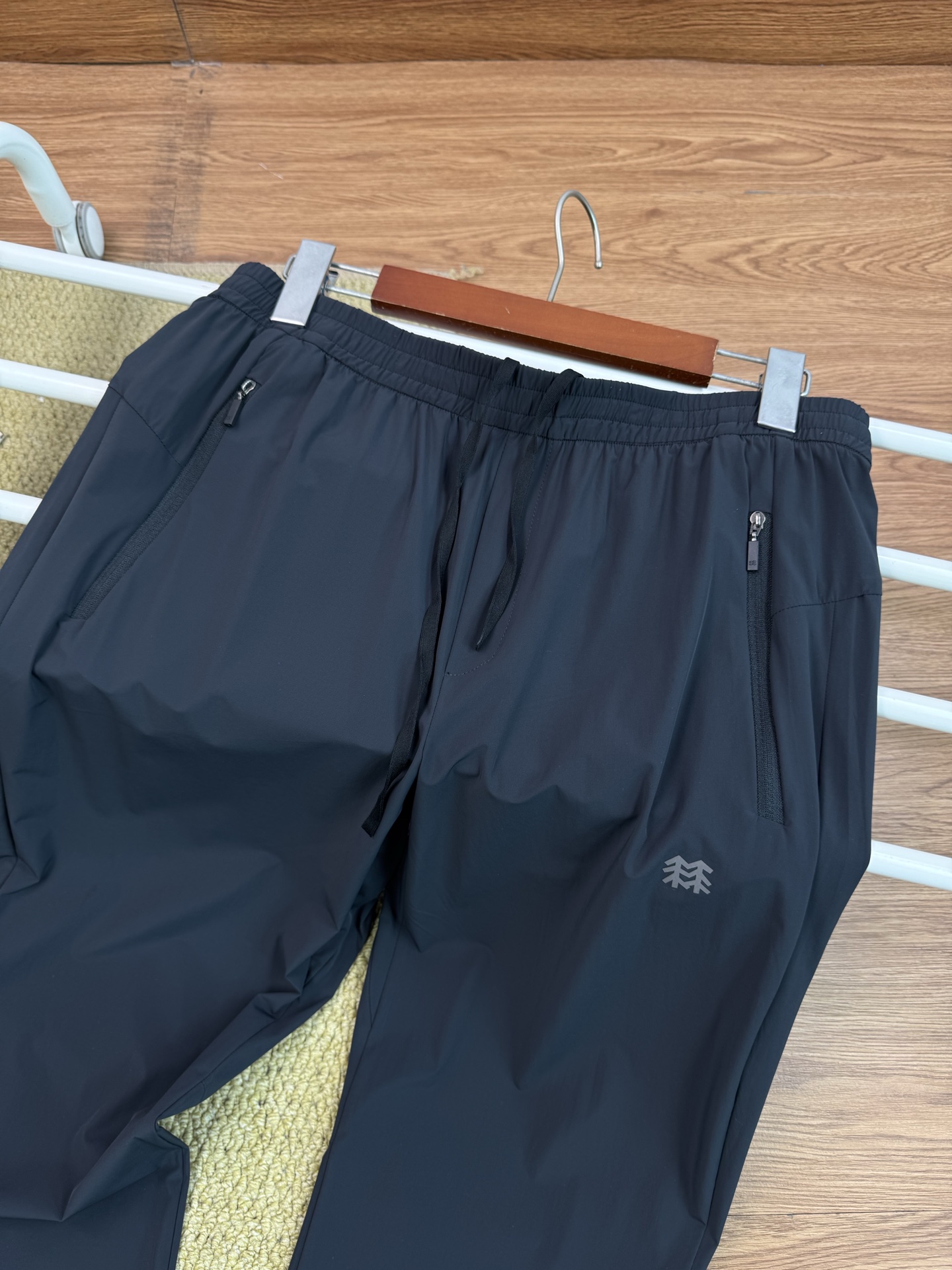 细节图#💰💰140
KOLONSPORT可隆新款休闲速干长裤男款户外速干长裤
运动裤子软壳速干裤！
一款封神之作的男士长裤，不仅户外可穿，城市商务休闲也可搭配！
官W在售1000+原厂货订单！标牌齐全！
面料采用新型的户外针织类面料的，面料立体有型！纹路清晰！四面微弹，适合任何环境穿着搭配！
既有西装裤的正式感，又有运动裤的舒适感，上身效果特别有型，3D立体剪裁拼接的锥形裤裤型，腰部独特的拼接式松紧腰设计，让裤型平整有型，内置抽绳！穿着舒适更不会下滑，给你十足的安全感！裤子两侧隐形式拉链（YKK拉链）口袋拉链设计，安全性极高。口袋下面印有立体的常青树logo，精致满满！细节满分！品质保证！
颜色：黑色 
尺码：M  L  XL  2xl  3xL
M腰围74臀围104裤长98（建议95-110斤）
L腰围78臀围108裤长100（建议110-130斤）
XL腰围82臀围115裤长102（建议130-145斤）
2xl腰围86臀围116裤长104（建议145-160斤）
3xl腰围90臀围120裤长106（建议160-175斤）