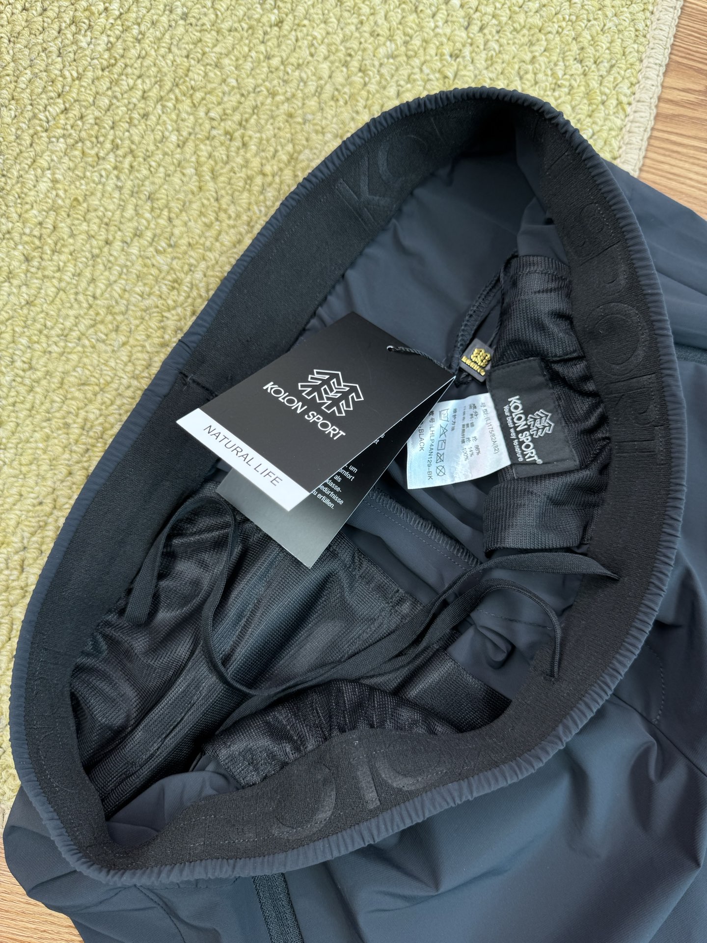 细节图#💰💰140
KOLONSPORT可隆新款休闲速干长裤男款户外速干长裤
运动裤子软壳速干裤!
一款封神之作的男士长裤,不仅户外可穿,城市商务休闲也可搭配!
官W在售1000+原厂货订单!标牌齐全!
面料采用新型的户外针织类面料的,面料立体有型!纹路清晰!四面微弹,适合任何环境穿着搭配!
既有西装裤的正式感,又有运动裤的舒适感,上身效果特别有型,3D立体剪裁拼接的锥形裤裤型,腰部独特的拼接式松紧腰设计,让裤型平整有型,内置抽绳!穿着舒适更不会下滑,给你十足的安全感!裤子两侧隐形式拉链(YKK拉链)口袋拉链设计,安全性极高。口袋下面印有立体的常青树logo,精致满满!细节满分!品质保证!
颜色:黑色
尺码:M L XL 2xl 3xL
M腰围74臀围104裤长98(建议95-110斤)
L腰围78臀围108裤长100(建议110-130斤)
XL腰围82臀围115裤长102(建议130-145斤)
2xl腰围86臀围116裤长104(建议145-160斤)
3xl腰围90臀围120裤长106(建议160-175斤)