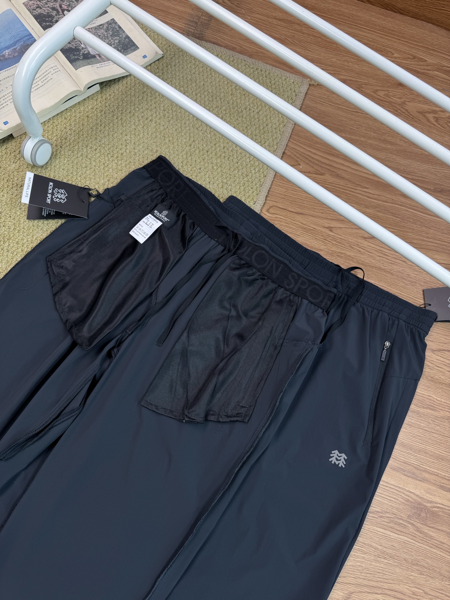 细节图#💰💰140
KOLONSPORT可隆新款休闲速干长裤男款户外速干长裤
运动裤子软壳速干裤!
一款封神之作的男士长裤,不仅户外可穿,城市商务休闲也可搭配!
官W在售1000+原厂货订单!标牌齐全!
面料采用新型的户外针织类面料的,面料立体有型!纹路清晰!四面微弹,适合任何环境穿着搭配!
既有西装裤的正式感,又有运动裤的舒适感,上身效果特别有型,3D立体剪裁拼接的锥形裤裤型,腰部独特的拼接式松紧腰设计,让裤型平整有型,内置抽绳!穿着舒适更不会下滑,给你十足的安全感!裤子两侧隐形式拉链(YKK拉链)口袋拉链设计,安全性极高。口袋下面印有立体的常青树logo,精致满满!细节满分!品质保证!
颜色:黑色
尺码:M L XL 2xl 3xL
M腰围74臀围104裤长98(建议95-110斤)
L腰围78臀围108裤长100(建议110-130斤)
XL腰围82臀围115裤长102(建议130-145斤)
2xl腰围86臀围116裤长104(建议145-160斤)
3xl腰围90臀围120裤长106(建议160-175斤)