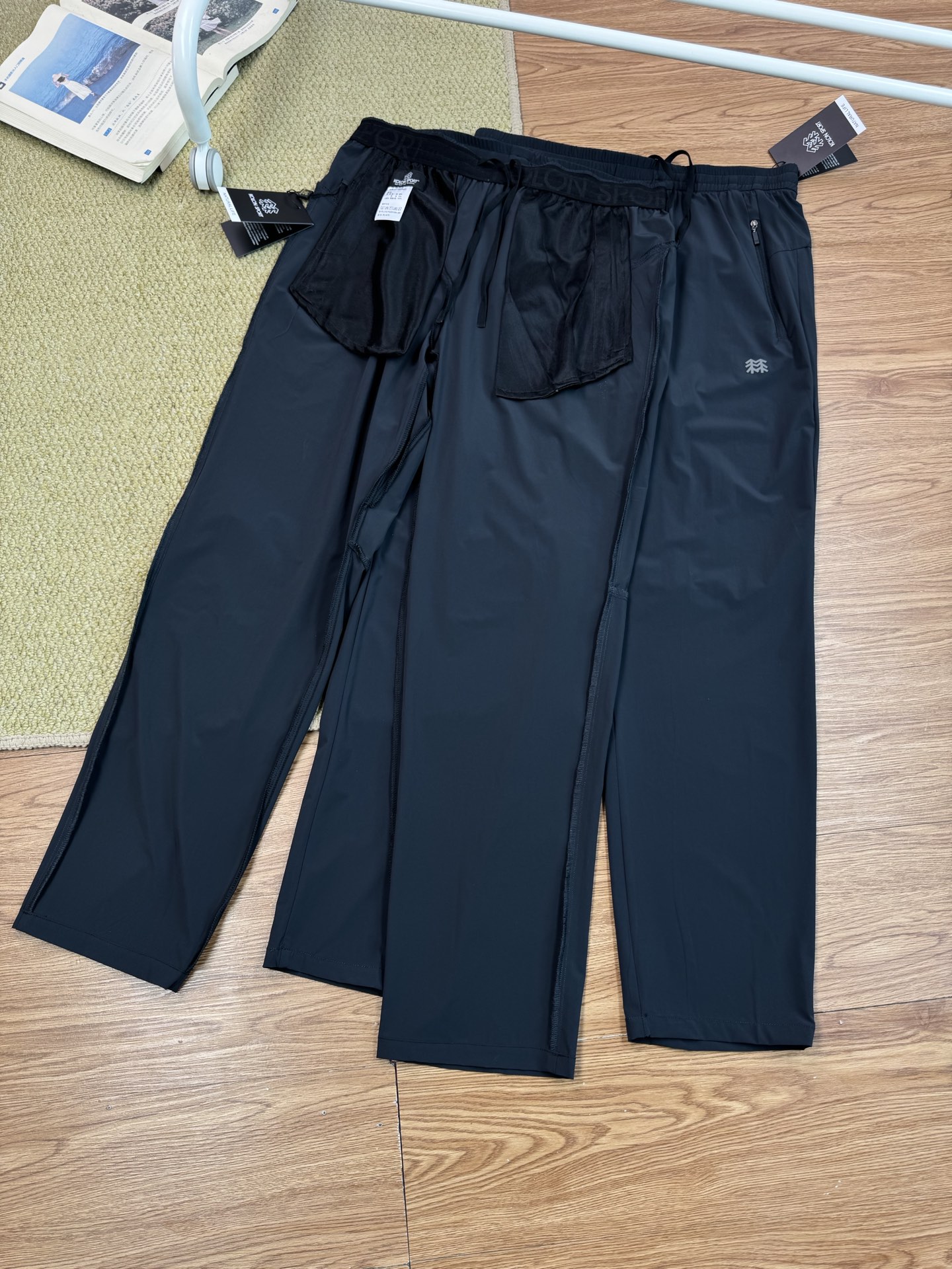 细节图#💰💰140
KOLONSPORT可隆新款休闲速干长裤男款户外速干长裤
运动裤子软壳速干裤!
一款封神之作的男士长裤,不仅户外可穿,城市商务休闲也可搭配!
官W在售1000+原厂货订单!标牌齐全!
面料采用新型的户外针织类面料的,面料立体有型!纹路清晰!四面微弹,适合任何环境穿着搭配!
既有西装裤的正式感,又有运动裤的舒适感,上身效果特别有型,3D立体剪裁拼接的锥形裤裤型,腰部独特的拼接式松紧腰设计,让裤型平整有型,内置抽绳!穿着舒适更不会下滑,给你十足的安全感!裤子两侧隐形式拉链(YKK拉链)口袋拉链设计,安全性极高。口袋下面印有立体的常青树logo,精致满满!细节满分!品质保证!
颜色:黑色
尺码:M L XL 2xl 3xL
M腰围74臀围104裤长98(建议95-110斤)
L腰围78臀围108裤长100(建议110-130斤)
XL腰围82臀围115裤长102(建议130-145斤)
2xl腰围86臀围116裤长104(建议145-160斤)
3xl腰围90臀围120裤长106(建议160-175斤)