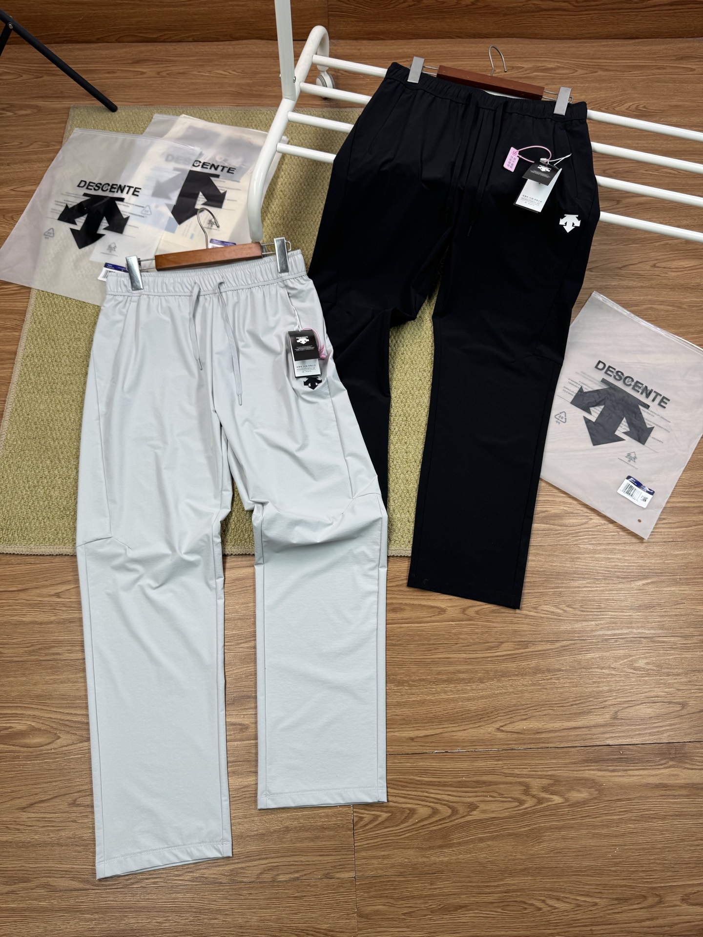 Descente Men's Solid Color Logo Print Woven Casual Sports Breathable Pants