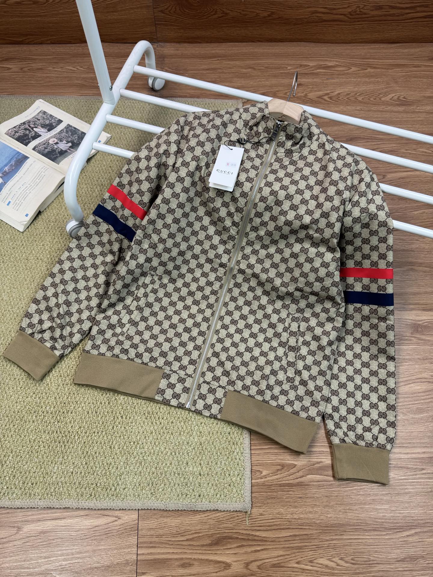 💰💰200
古驰 Gucci 立领满印夹克 风衣
贵族高级别要求订单 高标准定制 上身非常有型 ,经典百搭 客供五金 每颗都有独特logo,秋冬季任何时装都可以搭配版型上也是非常的好 ,强烈推荐
颜色:图片色
尺寸:M-3xL
M肩宽45胸围110衣长68袖长63
L肩宽47胸围114衣长70袖长64.5
XL肩宽49胸围118衣长72袖长66
2XL肩宽51胸围122衣长74袖长67.5
3xL肩宽53胸围126衣长76袖长63
尺码表数据仅供参考,由于手工测量,可能会存在1-2CM左右的偏差