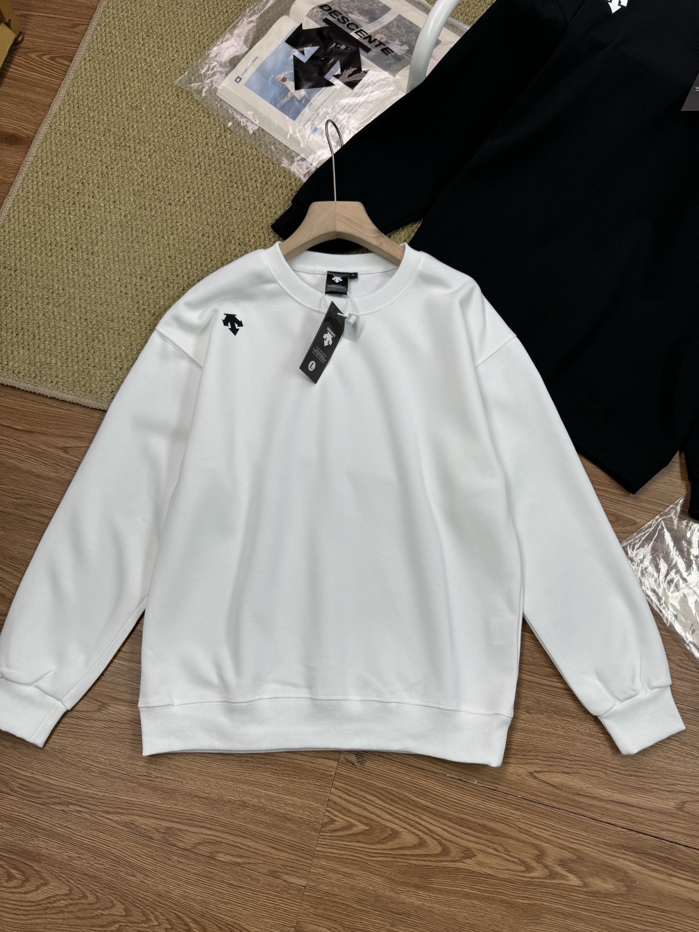 💰190
DESCENTE迪桑特秋季新品综训运动休闲健身全棉套头衫卫衣 高品质,雪梨纸精包装
精选全棉用料,舒适柔软,用料升级!
这期主推款,是一个融入你的每日生活,最清晰的运动时尚休闲品牌,意味着清新活力,洋溢着乐观向上,动感十足,个性亲和,清新盎然,与时俱进的精神。外观柔软随意,手感一流,胸前胸后印花LOGO更显尊贵身份!不脱落圆领的设计凸显脖颈的线条之美,不起球不褪色不变型,上身效果好,做工精致,舒适大气,品质超级好,贴身柔软透气,让你爱不释手.版型绝对无可挑剔,非常百搭,强烈推荐入手!
颜色:白色 黑色
尺码:M-3XL
M衣长67胸围102肩宽53袖长53(建议100-115斤)
L衣长69胸围108肩宽56袖长54(建议115-130斤)
XL衣长71胸围114肩宽59袖长55(建议130-155斤)
2xl衣长73胸围120肩宽62袖长56(建议155-175斤)
3xl衣长75胸围126肩宽65袖长57(建议175-195斤)