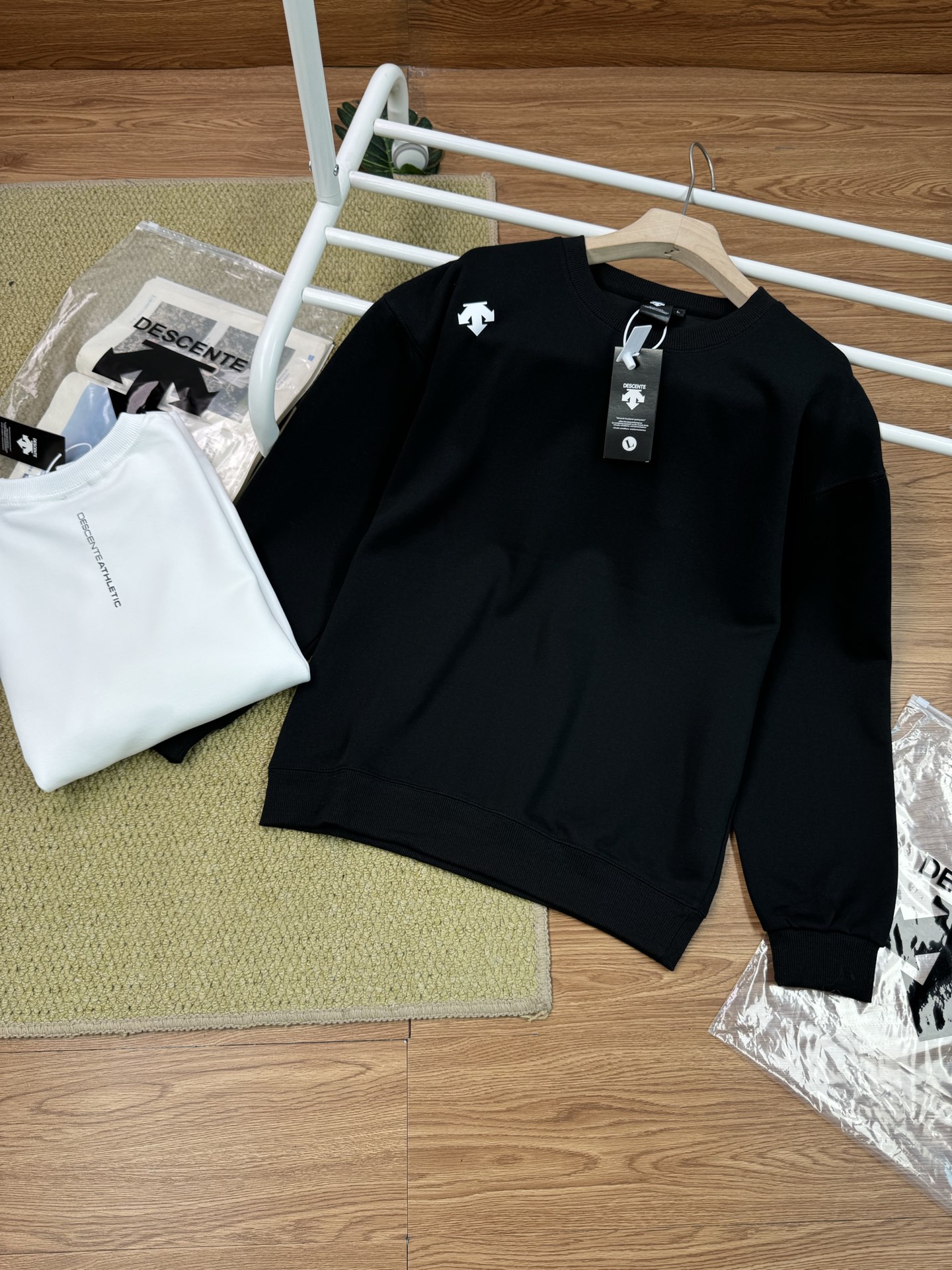 💰190
DESCENTE迪桑特秋季新品综训运动休闲健身全棉套头衫卫衣 高品质,雪梨纸精包装
精选全棉用料,舒适柔软,用料升级!
这期主推款,是一个融入你的每日生活,最清晰的运动时尚休闲品牌,意味着清新活力,洋溢着乐观向上,动感十足,个性亲和,清新盎然,与时俱进的精神。外观柔软随意,手感一流,胸前胸后印花LOGO更显尊贵身份!不脱落圆领的设计凸显脖颈的线条之美,不起球不褪色不变型,上身效果好,做工精致,舒适大气,品质超级好,贴身柔软透气,让你爱不释手.版型绝对无可挑剔,非常百搭,强烈推荐入手!
颜色:白色 黑色
尺码:M-3XL
M衣长67胸围102肩宽53袖长53(建议100-115斤)
L衣长69胸围108肩宽56袖长54(建议115-130斤)
XL衣长71胸围114肩宽59袖长55(建议130-155斤)
2xl衣长73胸围120肩宽62袖长56(建议155-175斤)
3xl衣长75胸围126肩宽65袖长57(建议175-195斤)