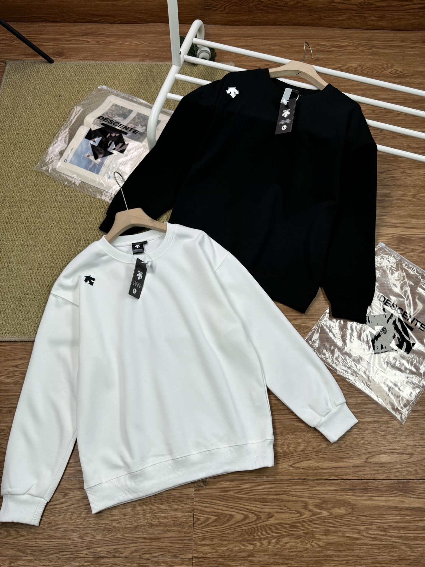 💰190
DESCENTE迪桑特秋季新品综训运动休闲健身全棉套头衫卫衣 高品质，雪梨纸精包装
精选全棉用料，舒适柔软，用料升级！
这期主推款，是一个融入你的每日生活，最清晰的运动时尚休闲品牌，意味着清新活力，洋溢着乐观向上，动感十足，个性亲和，清新盎然，与时俱进的精神。外观柔软随意，手感一流，胸前胸后印花LOGO更显尊贵身份！不脱落圆领的设计凸显脖颈的线条之美，不起球不褪色不变型，上身效果好，做工精致，舒适大气，品质超级好，贴身柔软透气，让你爱不释手.版型绝对无可挑剔，非常百搭，强烈推荐入手！
颜色：白色 黑色  
尺码：M－3XL
M衣长67胸围102肩宽53袖长53（建议100-115斤）
L衣长69胸围108肩宽56袖长54（建议115-130斤）
XL衣长71胸围114肩宽59袖长55（建议130-155斤）
2xl衣长73胸围120肩宽62袖长56（建议155-175斤）
3xl衣长75胸围126肩宽65袖长57（建议175-195斤）