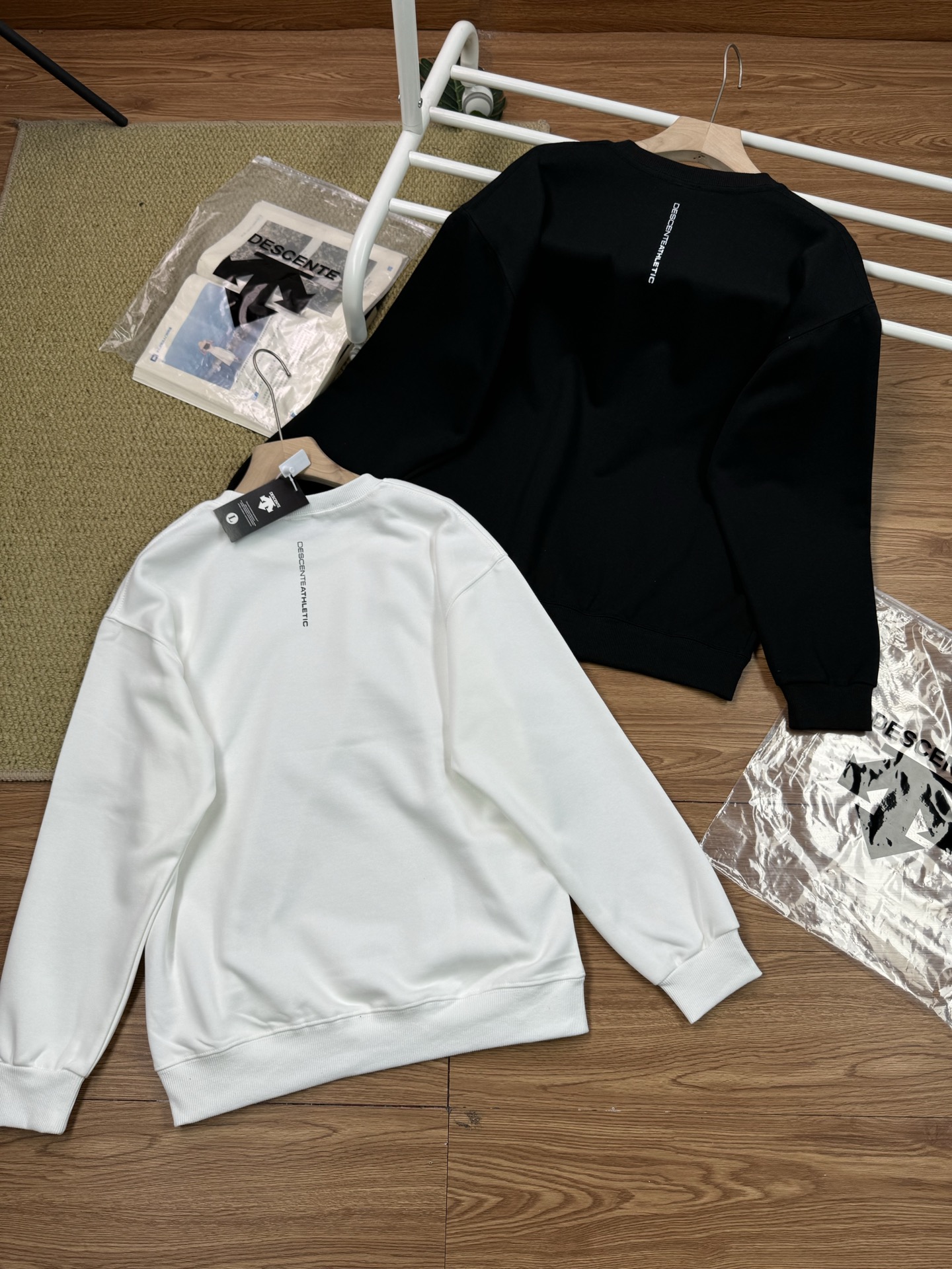 💰190
DESCENTE迪桑特秋季新品综训运动休闲健身全棉套头衫卫衣 高品质,雪梨纸精包装
精选全棉用料,舒适柔软,用料升级!
这期主推款,是一个融入你的每日生活,最清晰的运动时尚休闲品牌,意味着清新活力,洋溢着乐观向上,动感十足,个性亲和,清新盎然,与时俱进的精神。外观柔软随意,手感一流,胸前胸后印花LOGO更显尊贵身份!不脱落圆领的设计凸显脖颈的线条之美,不起球不褪色不变型,上身效果好,做工精致,舒适大气,品质超级好,贴身柔软透气,让你爱不释手.版型绝对无可挑剔,非常百搭,强烈推荐入手!
颜色:白色 黑色
尺码:M-3XL
M衣长67胸围102肩宽53袖长53(建议100-115斤)
L衣长69胸围108肩宽56袖长54(建议115-130斤)
XL衣长71胸围114肩宽59袖长55(建议130-155斤)
2xl衣长73胸围120肩宽62袖长56(建议155-175斤)
3xl衣长75胸围126肩宽65袖长57(建议175-195斤)